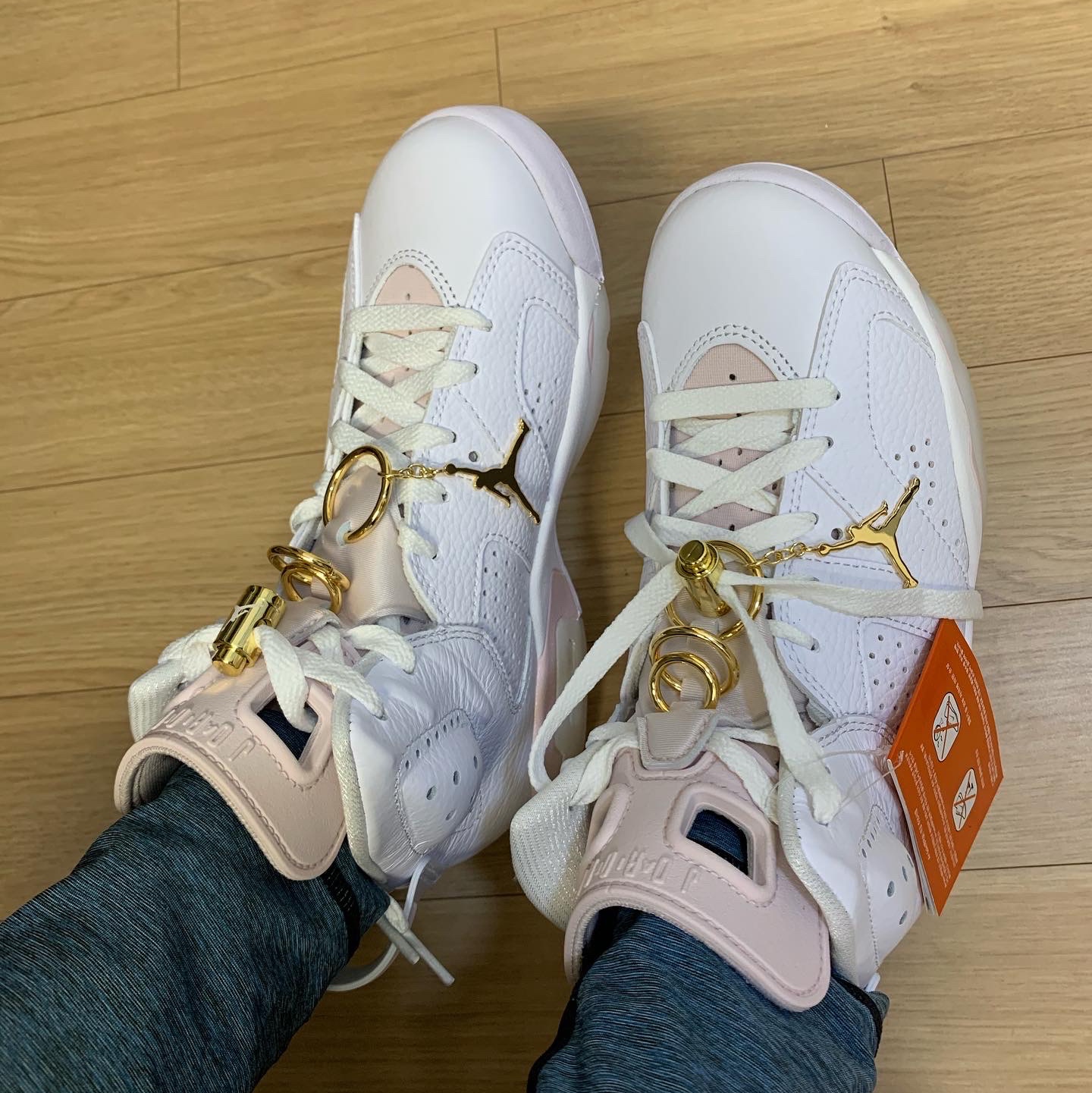 (W) Jordan 6 Retro Gold Hoops 착용 스타일 - 1