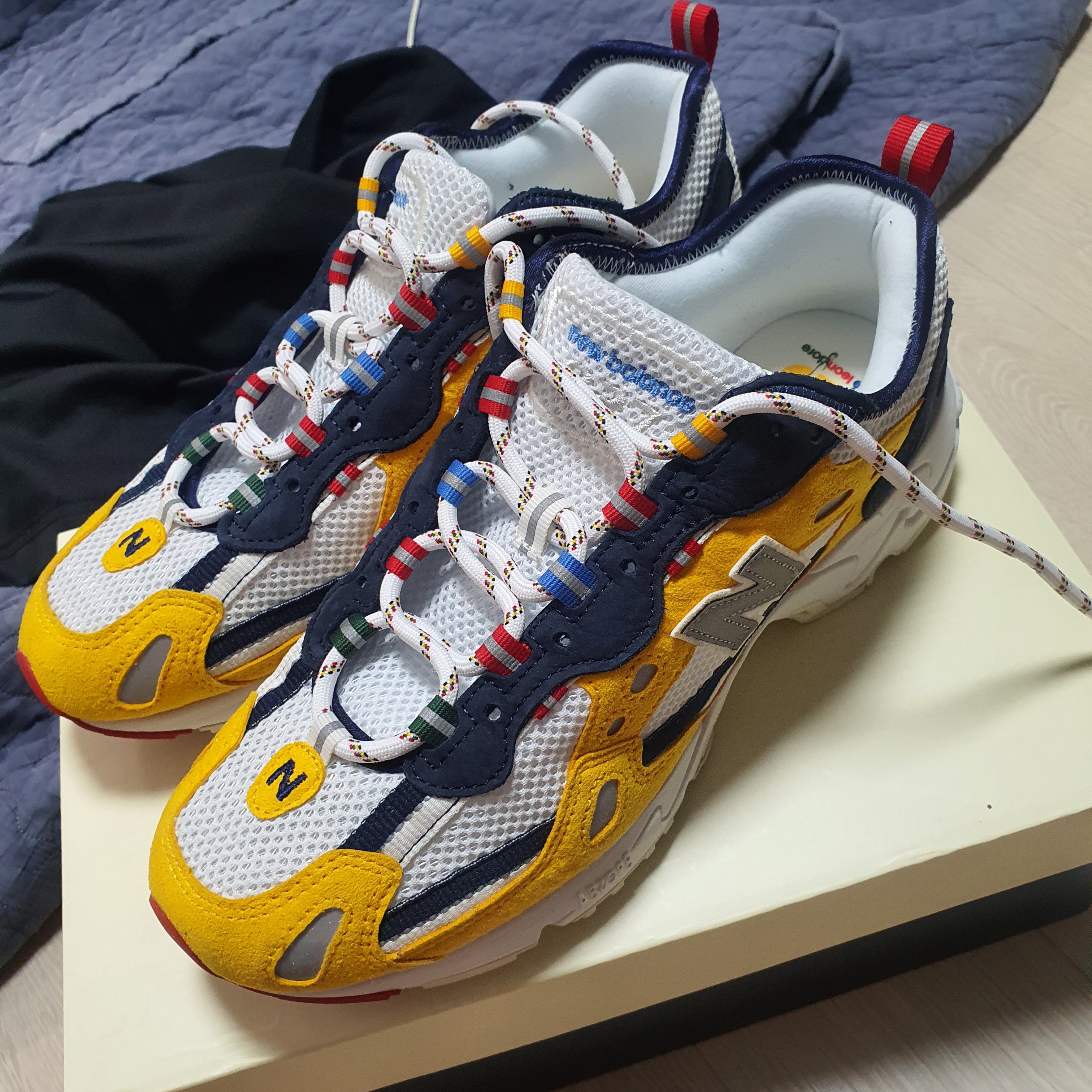 New Balance x Aime Leon Dore 827 Abzorb Yellow 착용 스타일 - 1