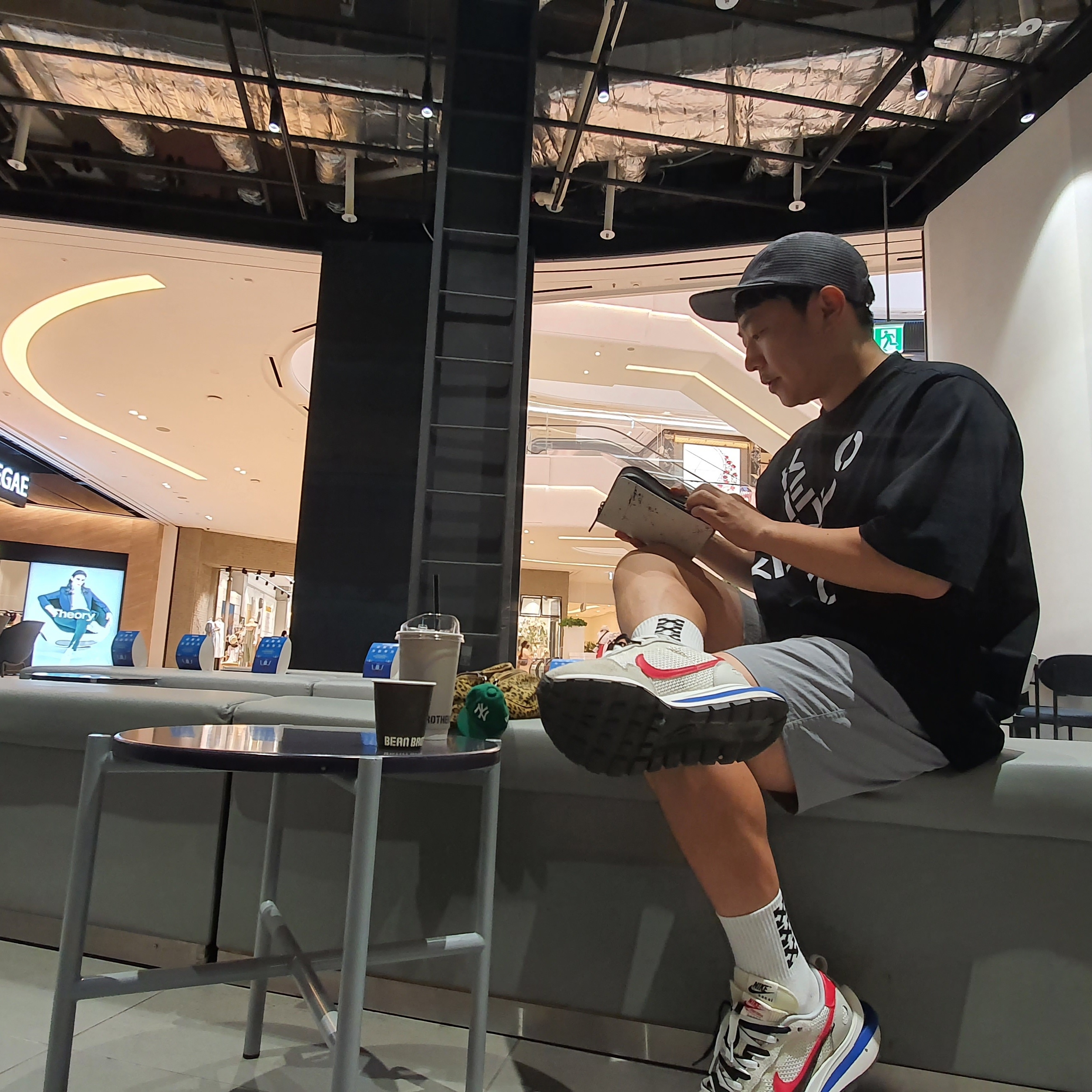 Nike x Sacai VaporWaffle Royal Fuchsia 착용 스타일 - 1