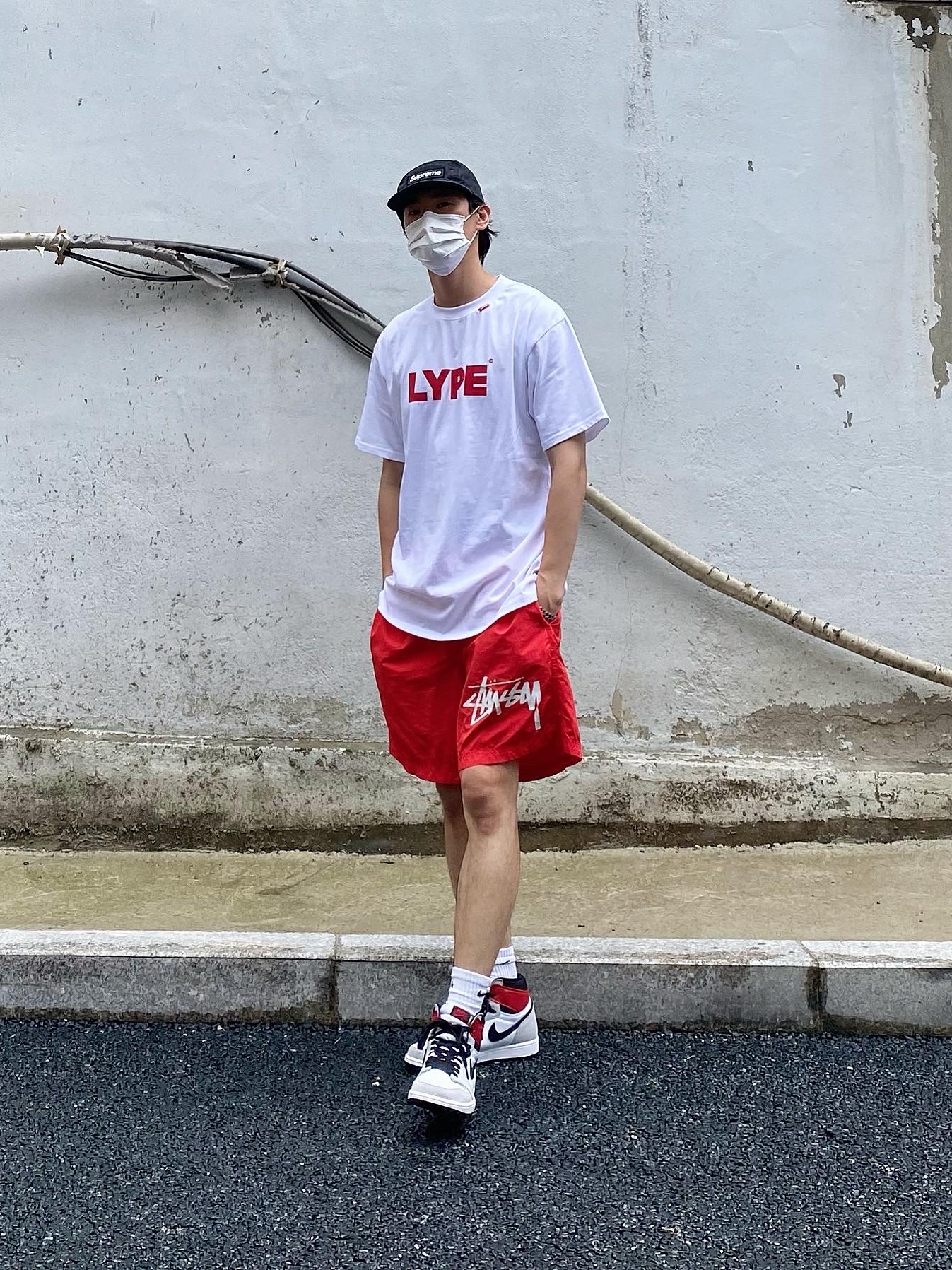 Jordan 1 Retro High OG Light Smoke Grey, Nike x Stussy Water Shorts Habanero Red 착용 스타일 - 1