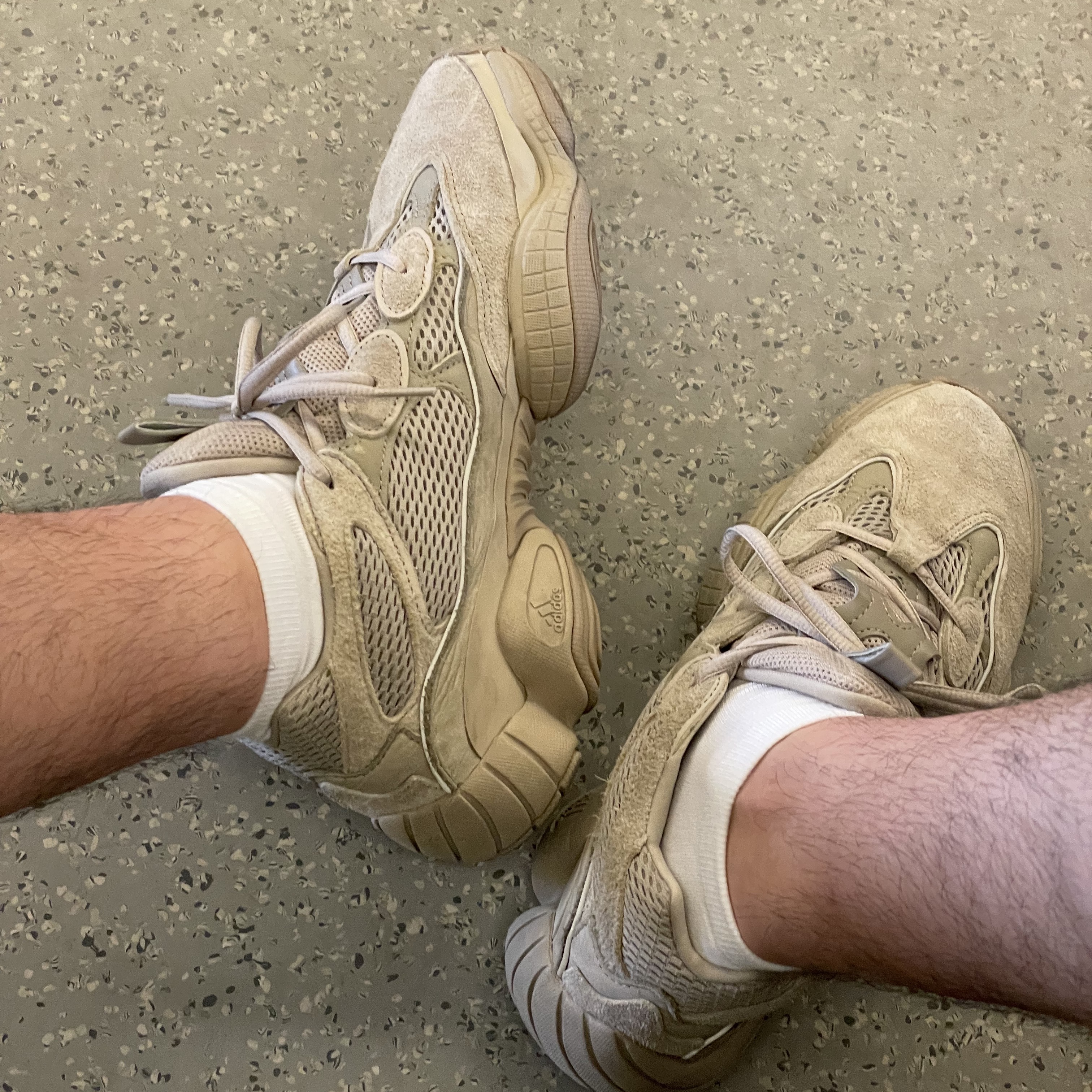 Adidas Yeezy 500 Taupe Light 착용 스타일