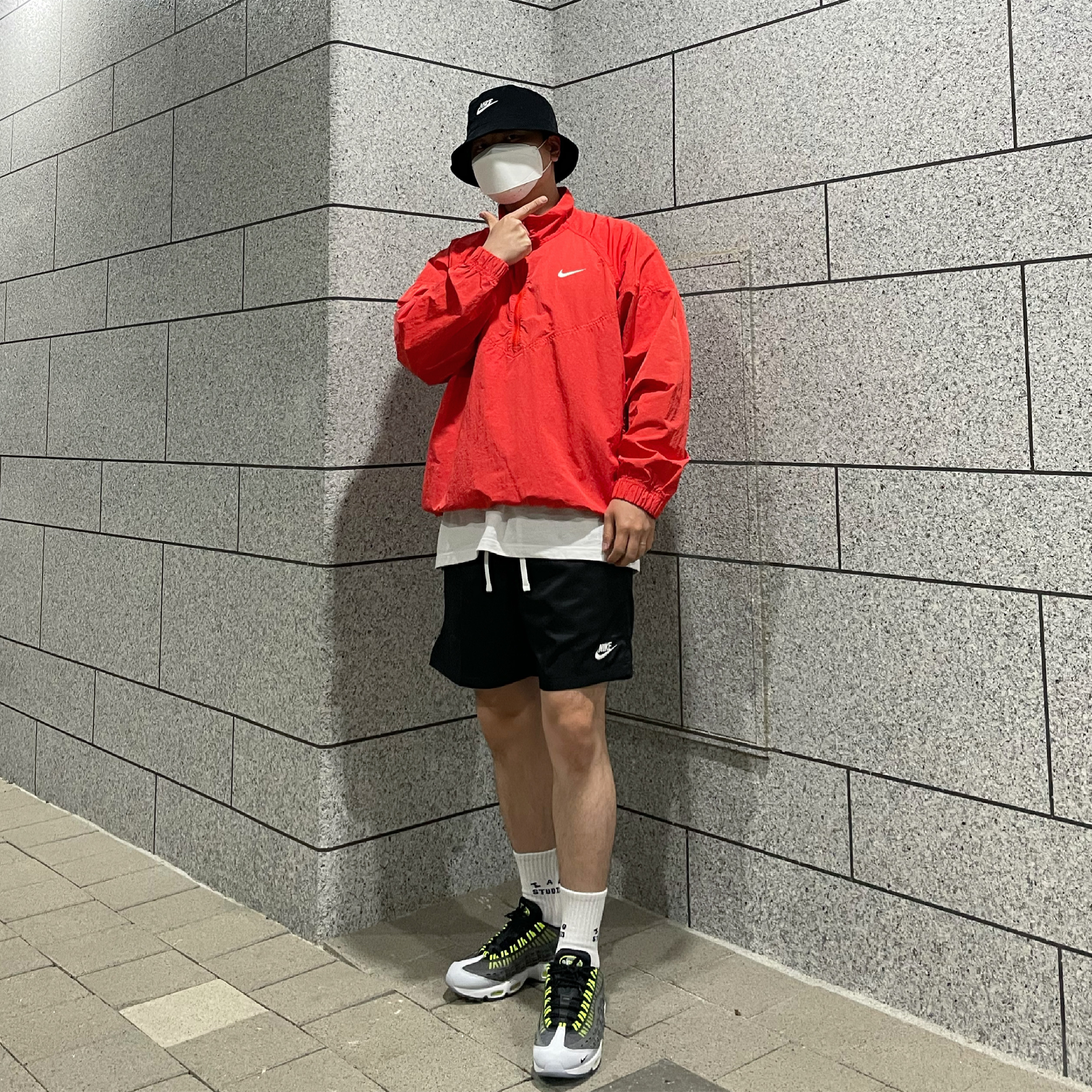 Nike x Stussy Windrunner Jacket Habanero Red, Nike Futura Corduroy Bucket Black 착용 스타일