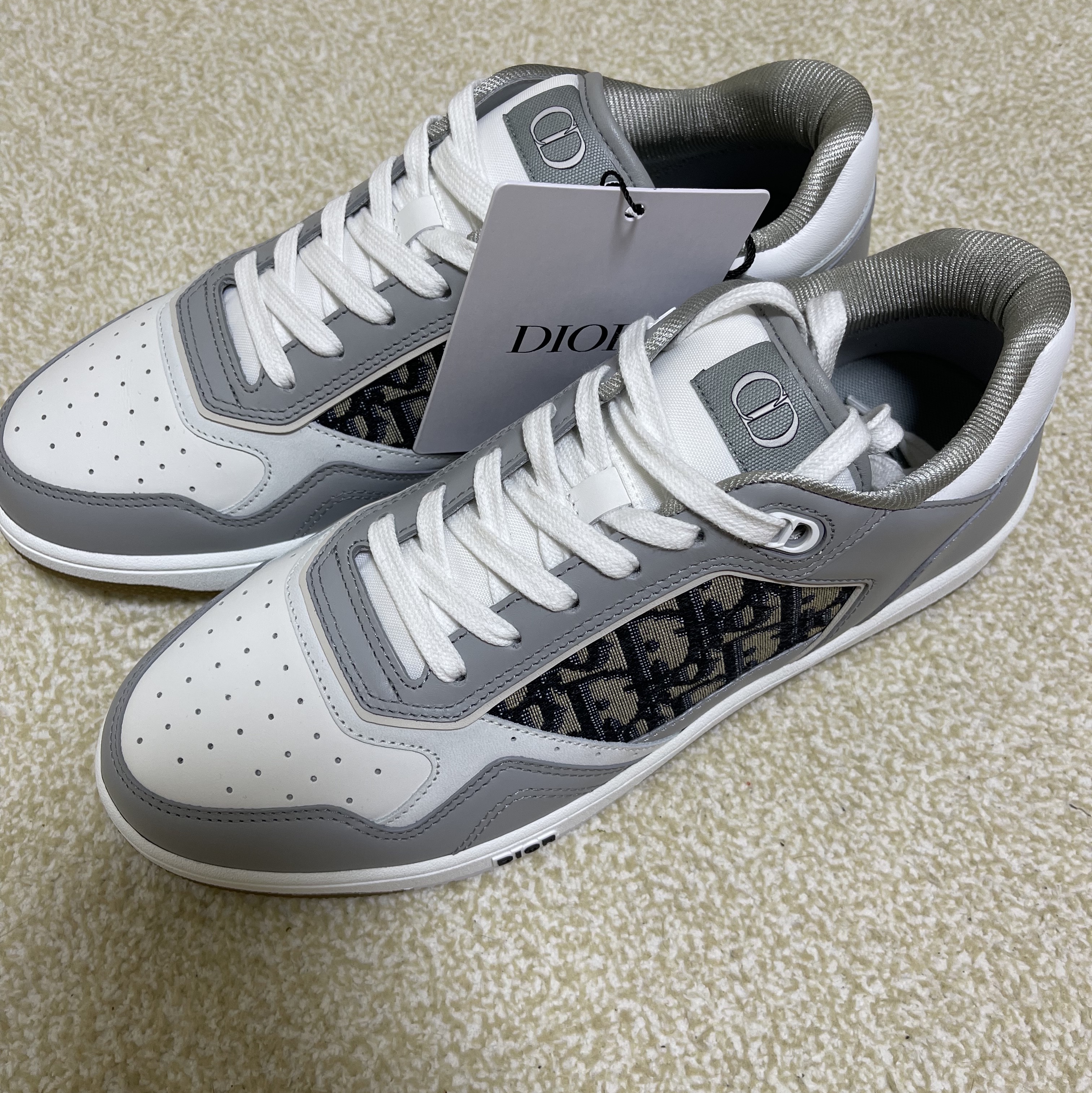 Dior B27 Low-Top Sneakers Gray 착용 스타일 - 1