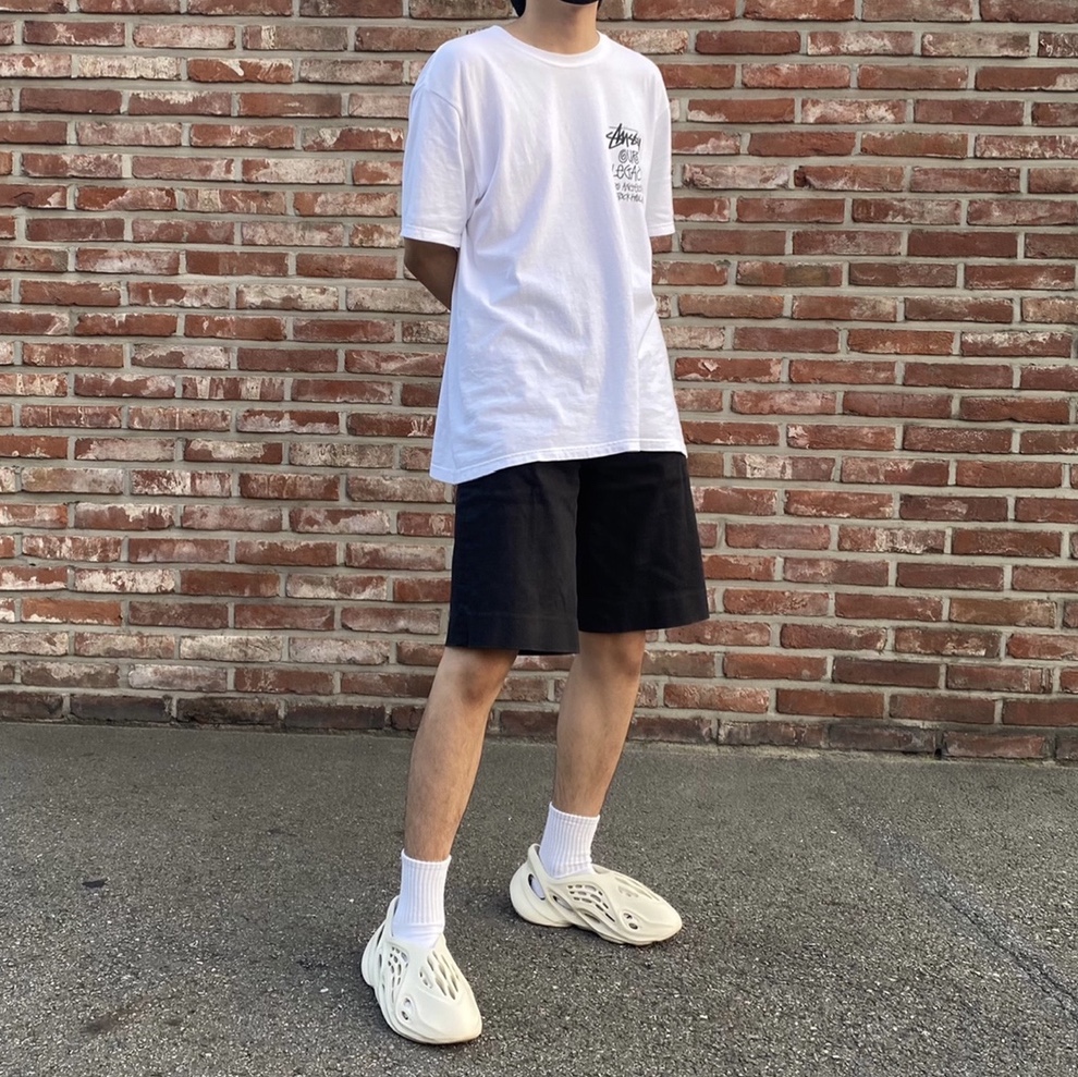 Adidas Yeezy Foam RNNR Sand, Stussy x Our Legacy Surfman T-Shirt White - 21SS 착용 스타일 - 2