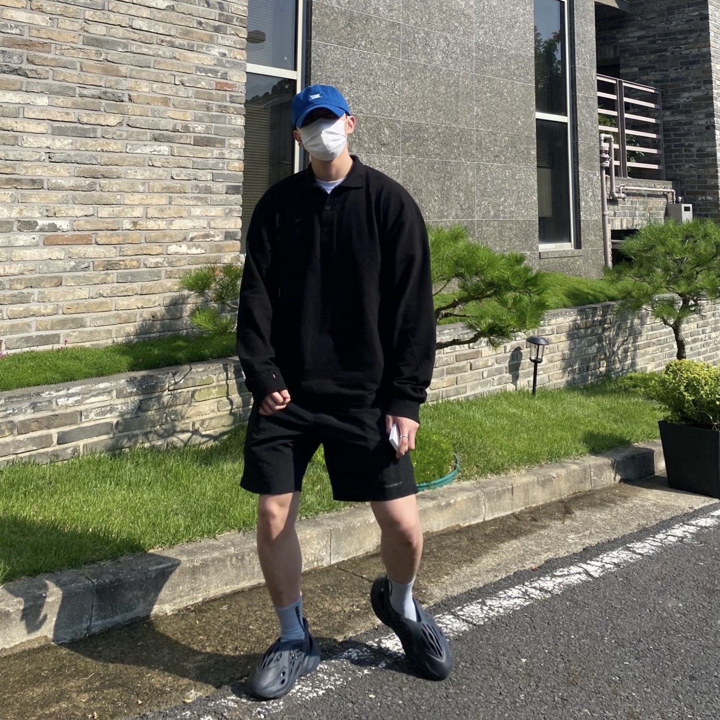Adidas Yeezy Foam RNNR Mineral Blue 착용 스타일