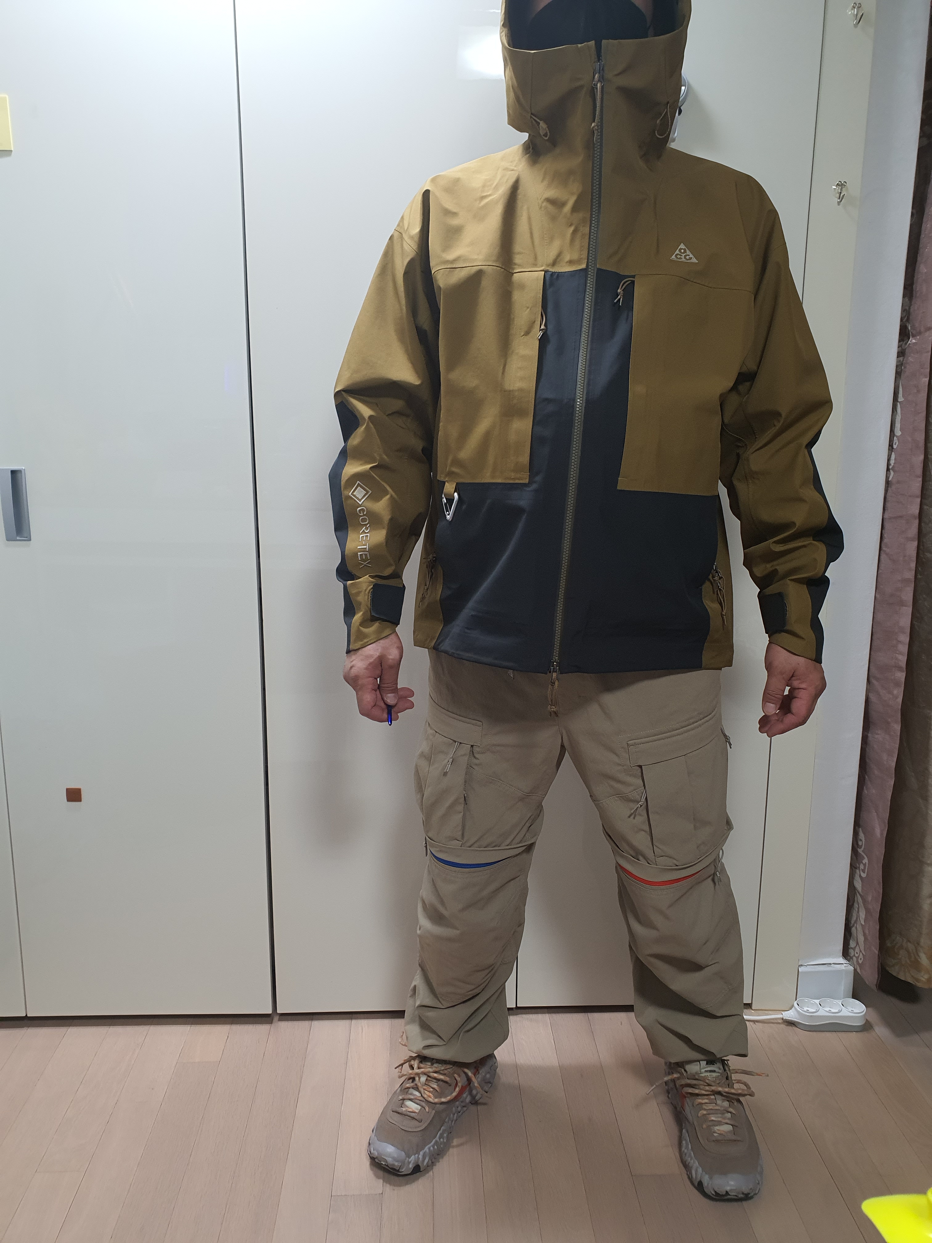 Nike ACG Smith Summit Pants Khaki - Asia, Nike ACG Gore-Tex Misery Ridge Jacket Golden Beige - Asia 착용 스타일 - 4