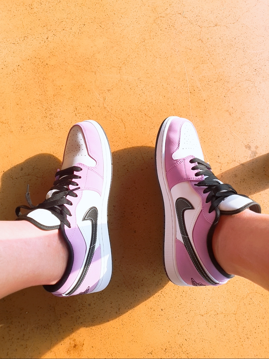 Jordan 1 Low SE Violet Shock 착용 스타일 - 2
