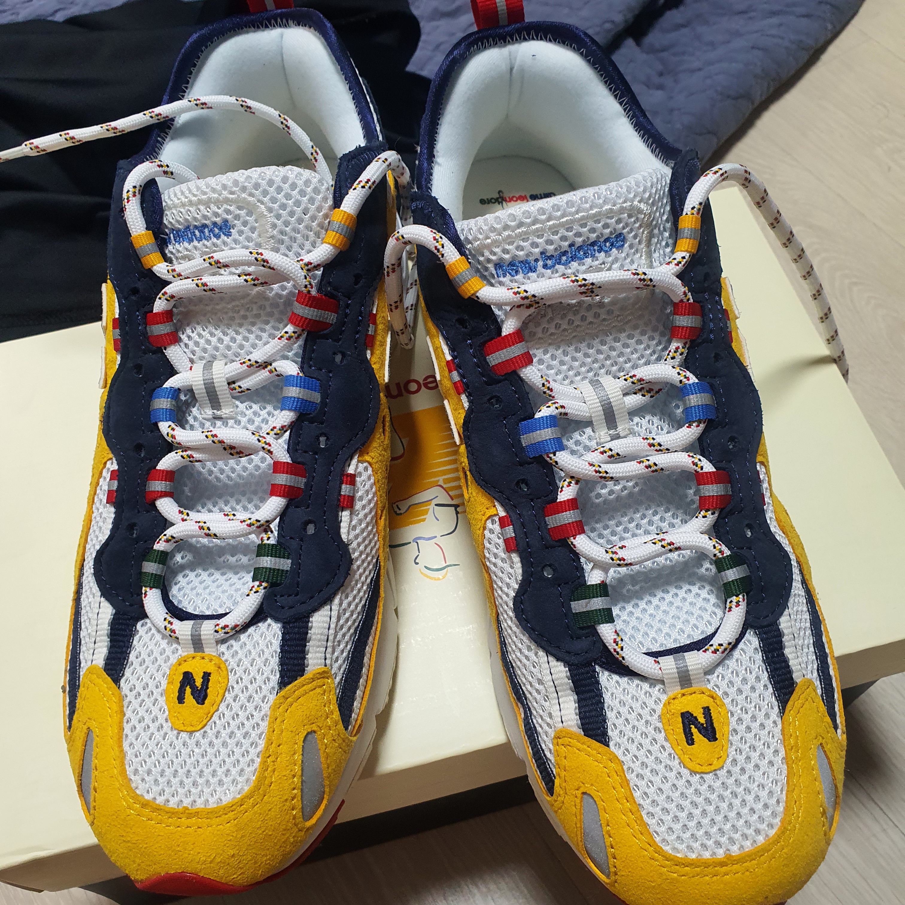 New Balance x Aime Leon Dore 827 Abzorb Yellow 착용 스타일 - 2