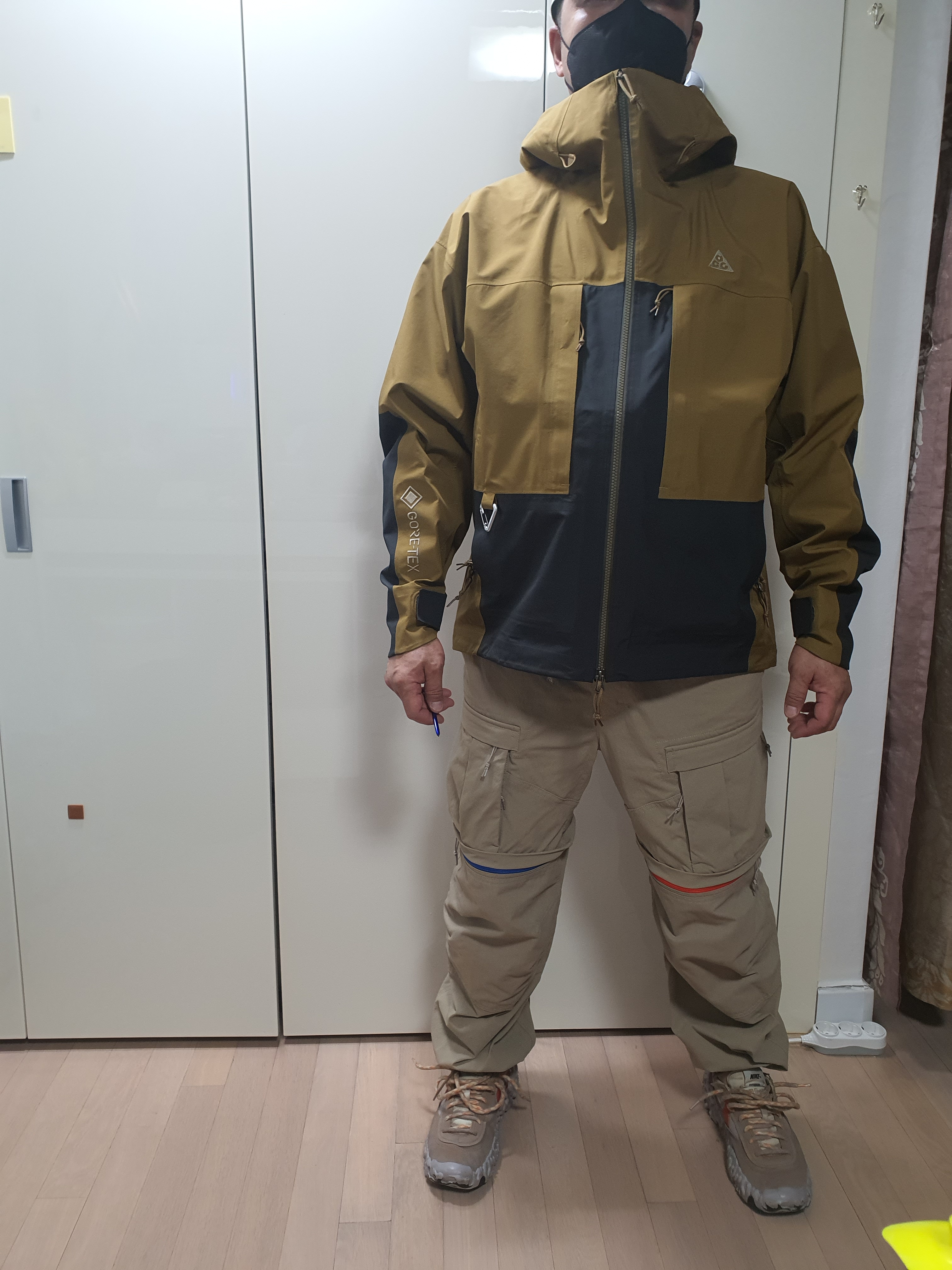 Nike ACG Smith Summit Pants Khaki - Asia, Nike ACG Gore-Tex Misery Ridge Jacket Golden Beige - Asia 착용 스타일 - 1