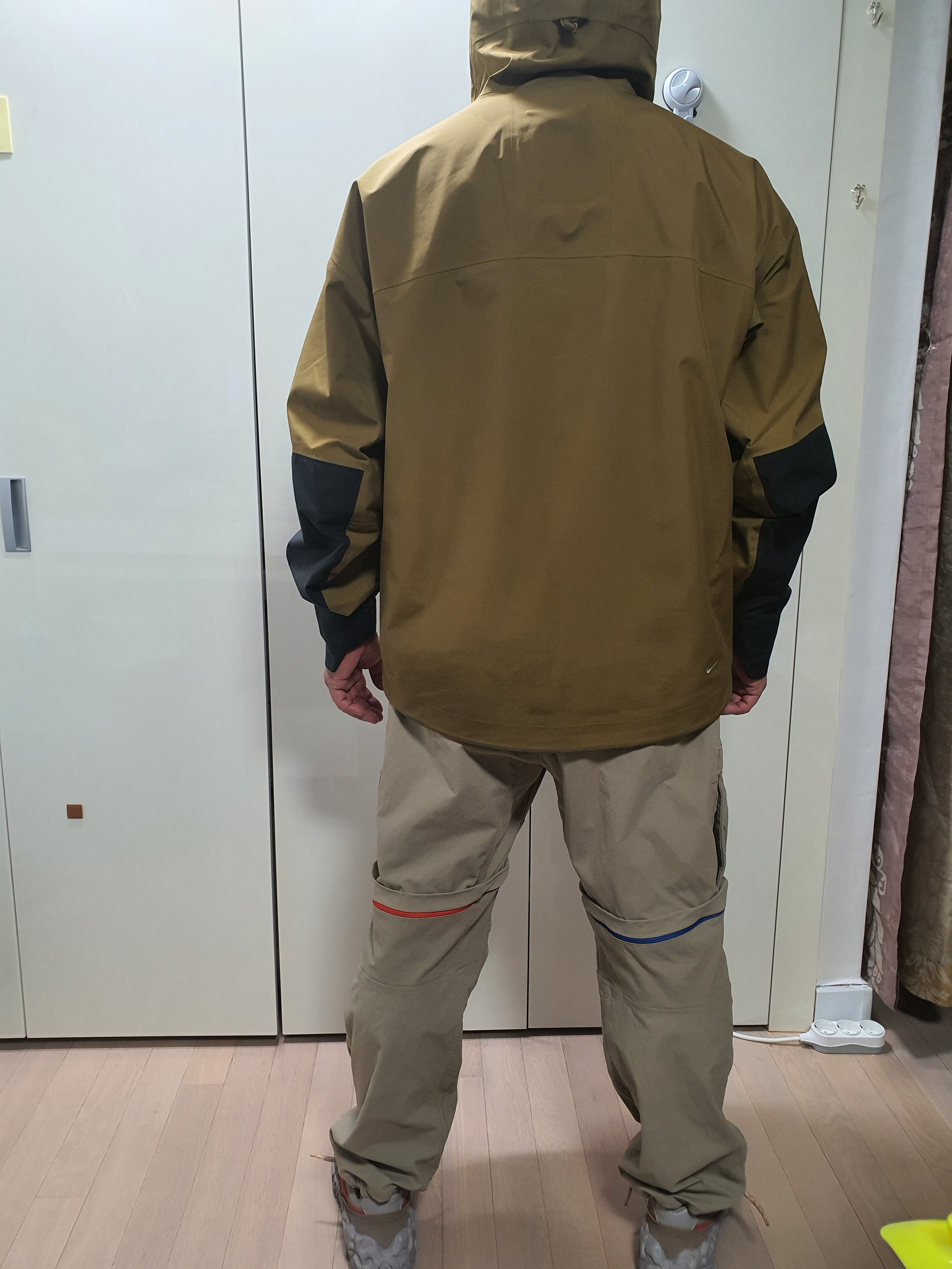 Nike ACG Smith Summit Pants Khaki - Asia, Nike ACG Gore-Tex Misery Ridge Jacket Golden Beige - Asia 착용 스타일 - 3