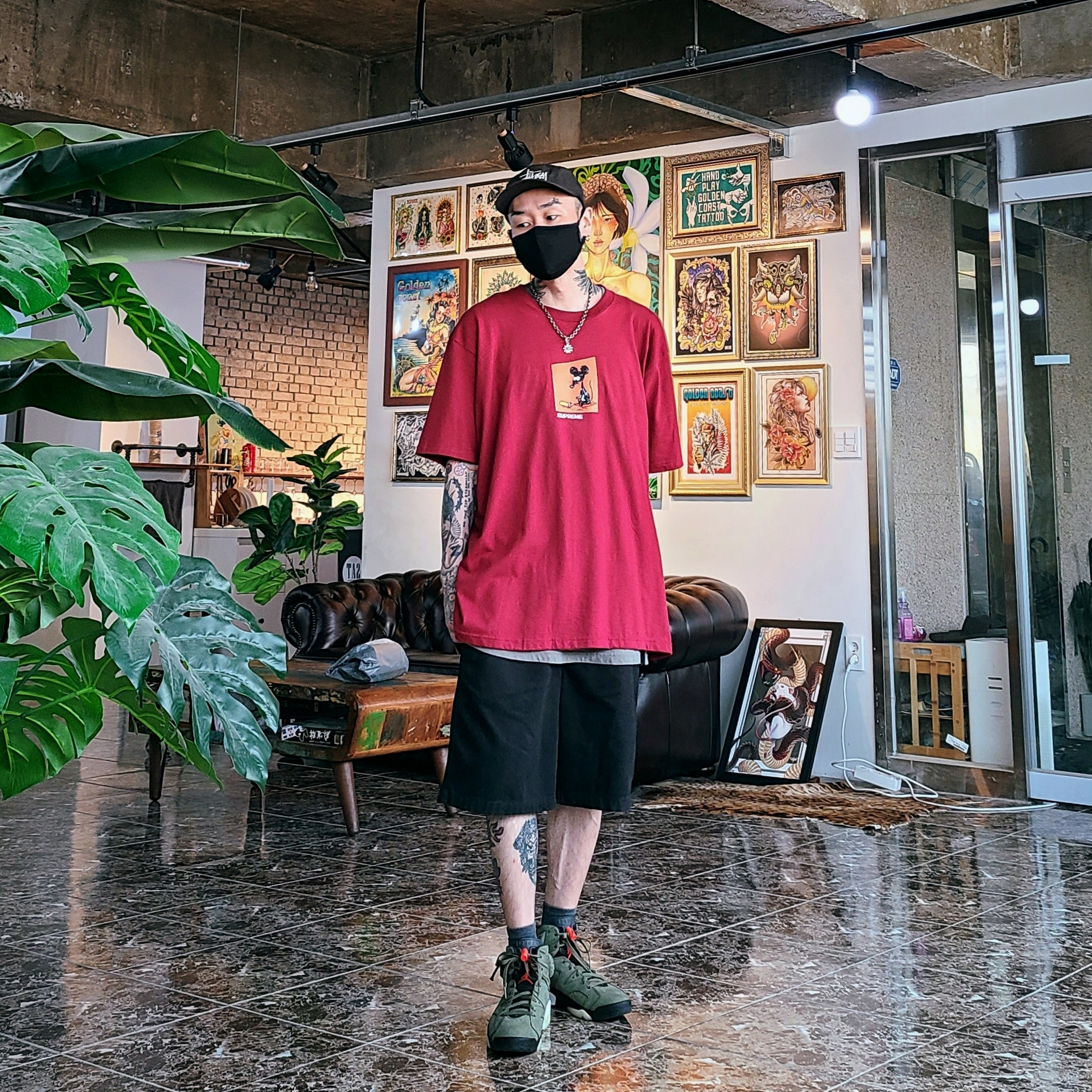 Supreme Mouse T-Shirt Cardinal - 21SS, Jordan 6 x Travis Scott Retro Olive 착용 스타일