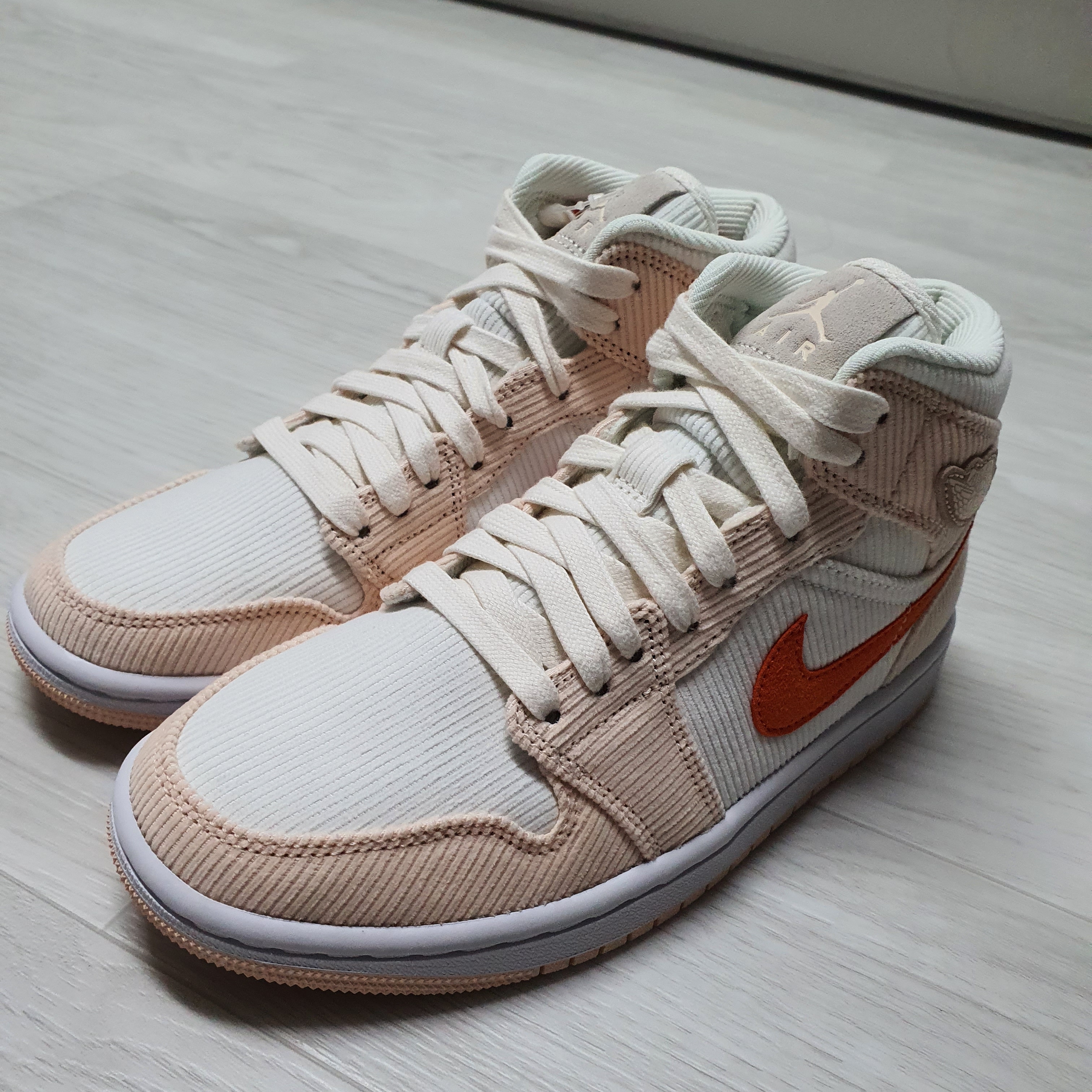 (W) Jordan 1 Mid SE Corduroy 착용 스타일