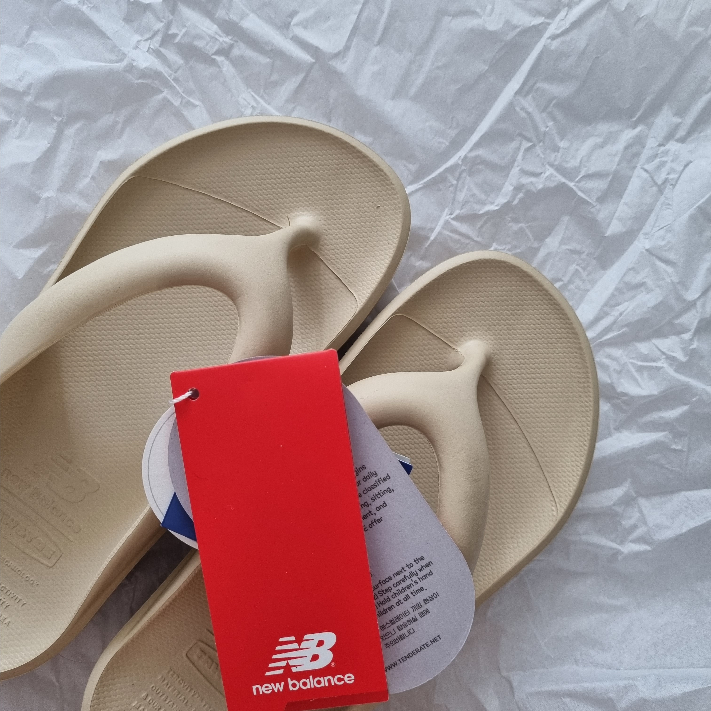 New Balance x Taw&Toe Flip Flop Beige 착용 스타일