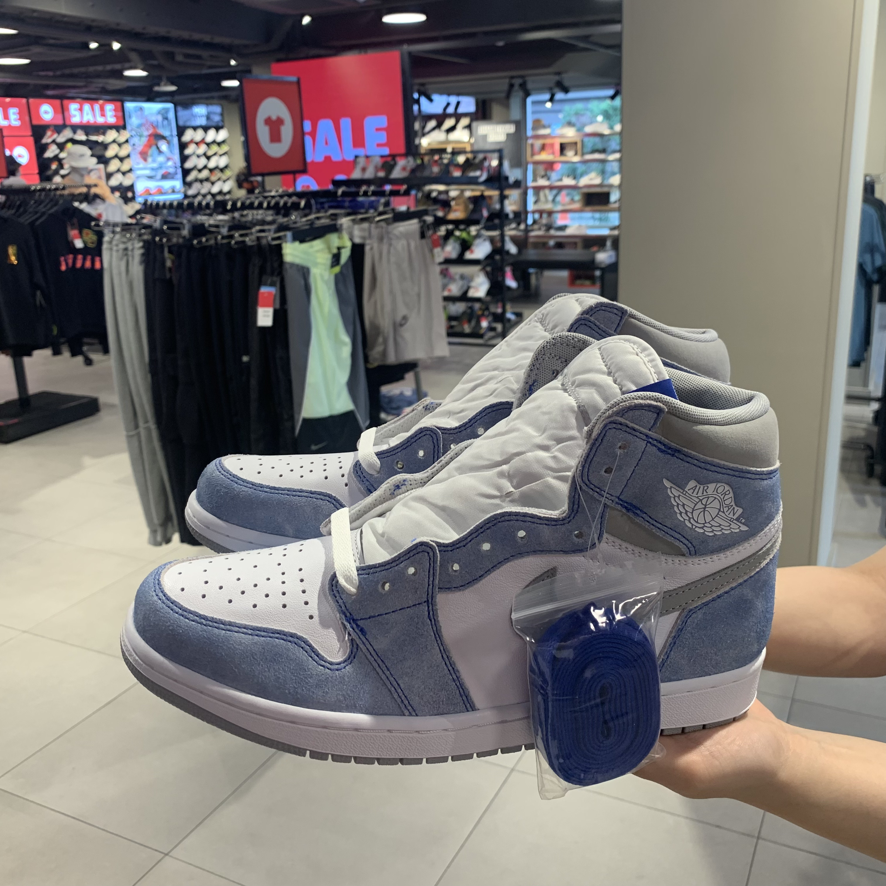 Jordan 1 Retro High OG Hyper Royal, Jordan 6 Retro Carmine 2021 착용 스타일 - 1