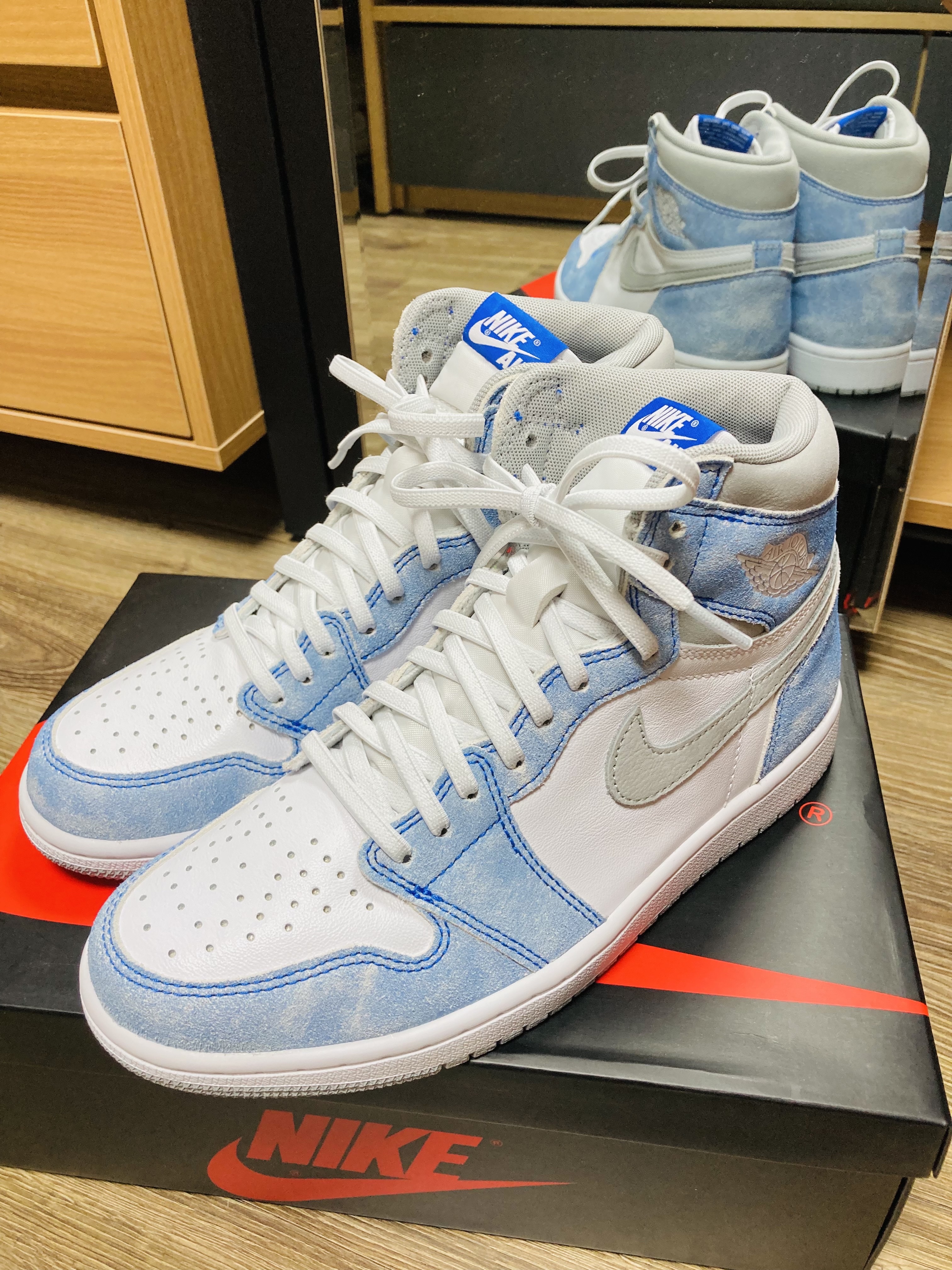 Jordan 1 Retro High OG Hyper Royal 착용 스타일 - 1