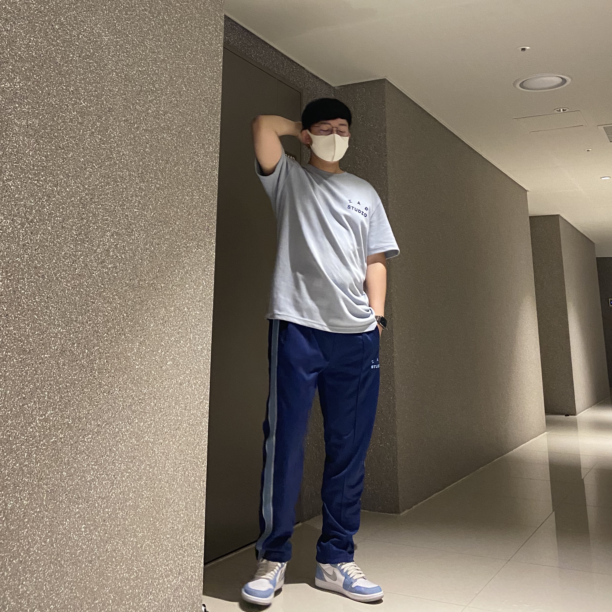 Jordan 1 Retro High OG Hyper Royal, IAB Studio Track Pants Navy - 21SS 착용 스타일