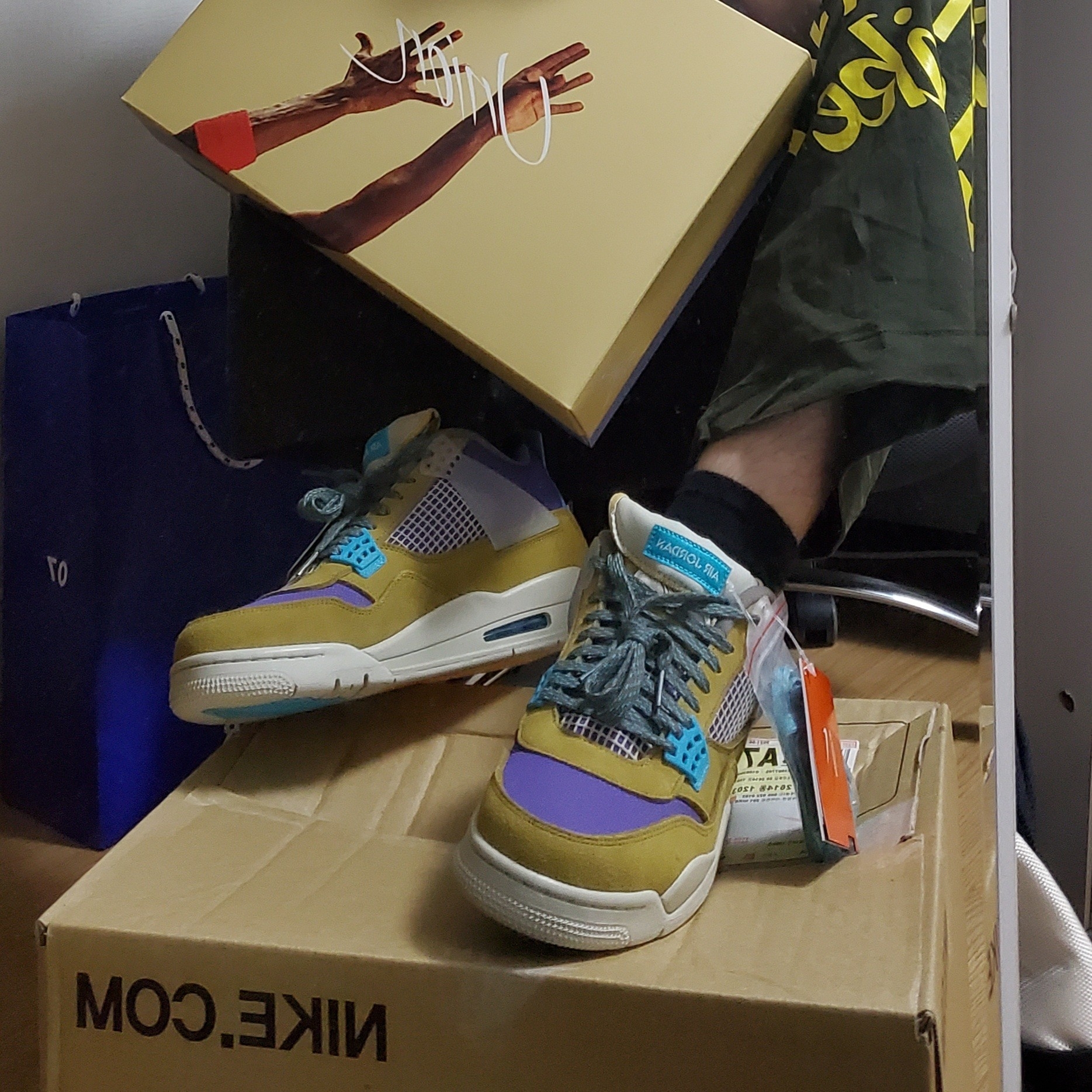 Jordan 4 x Union Retro SP Desert Moss, Nike x Cactus Plant Flea Market Track Pants Olive 착용 스타일