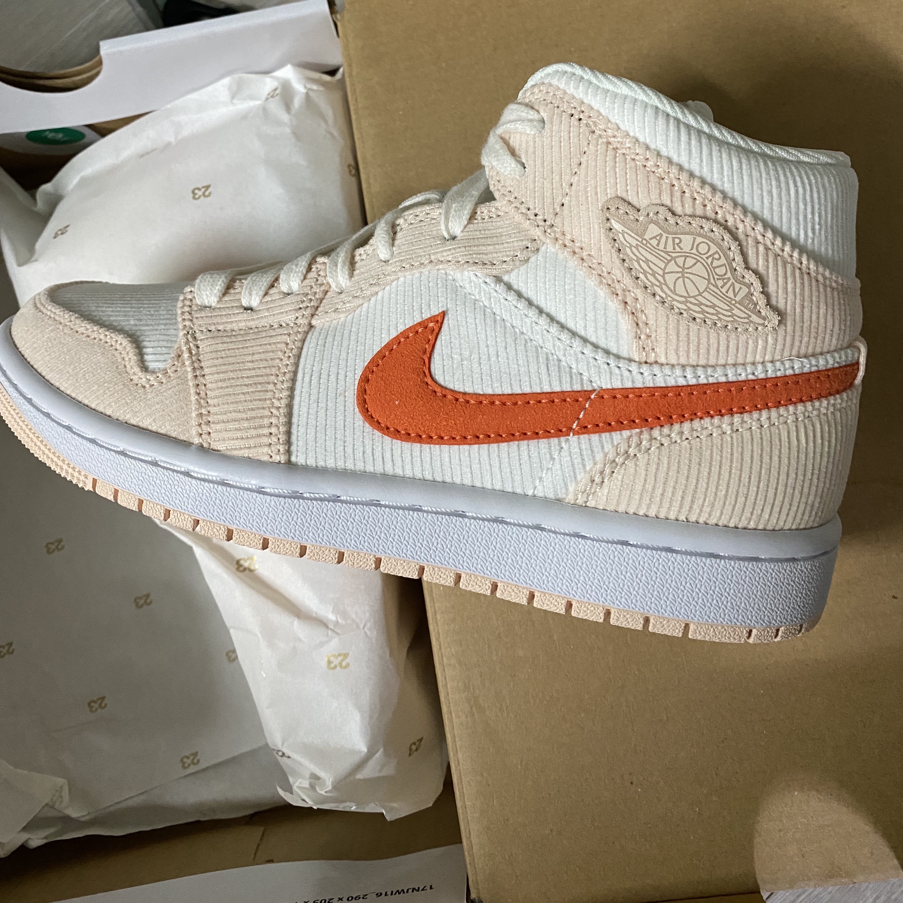 (W) Jordan 1 Mid SE Corduroy 착용 스타일