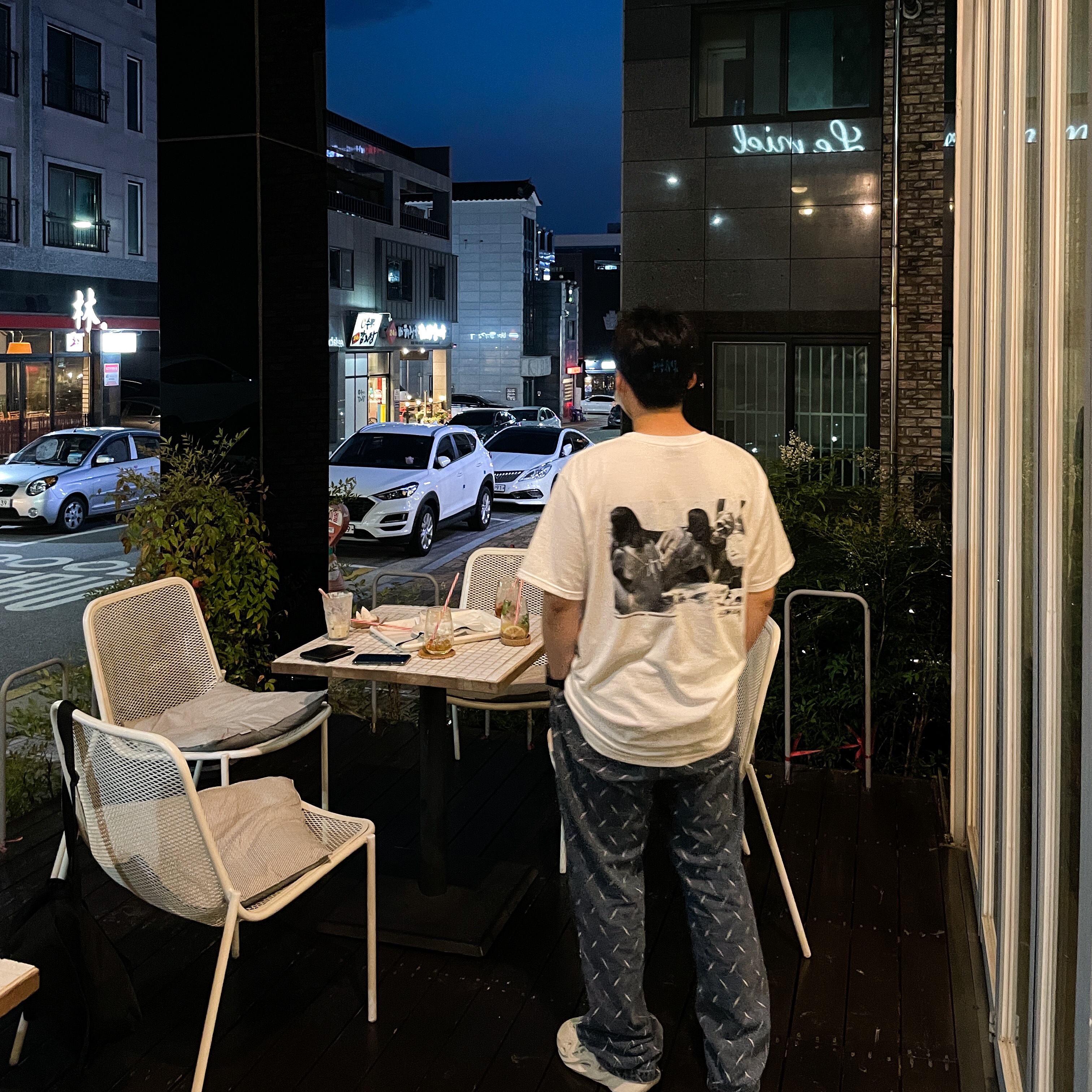 Stussy California '68 T-Shirt White, Adidas Yeezy Foam RNNR Sand 착용 스타일 - 2