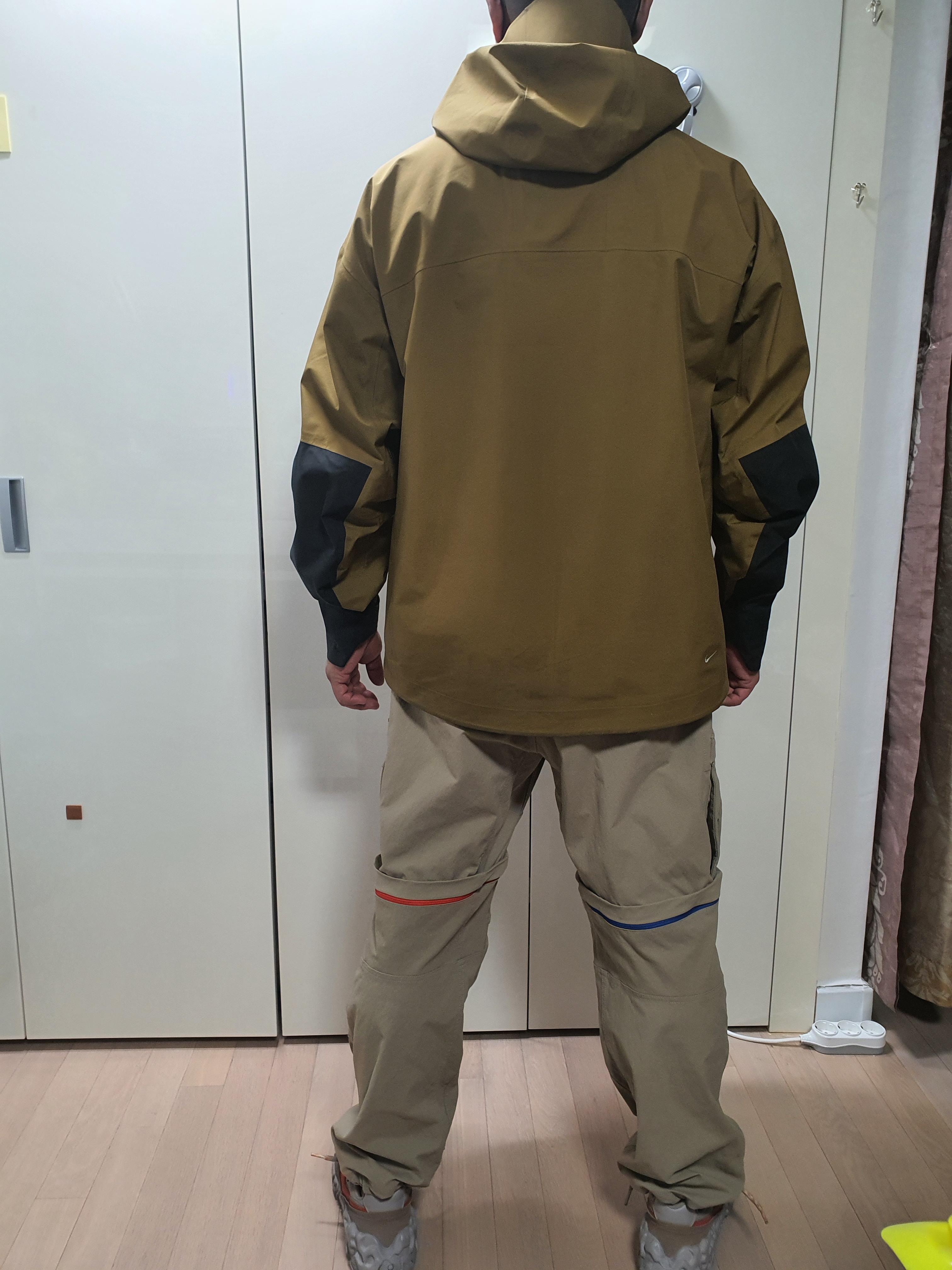 Nike ACG Smith Summit Pants Khaki - Asia, Nike ACG Gore-Tex Misery Ridge Jacket Golden Beige - Asia 착용 스타일 - 2