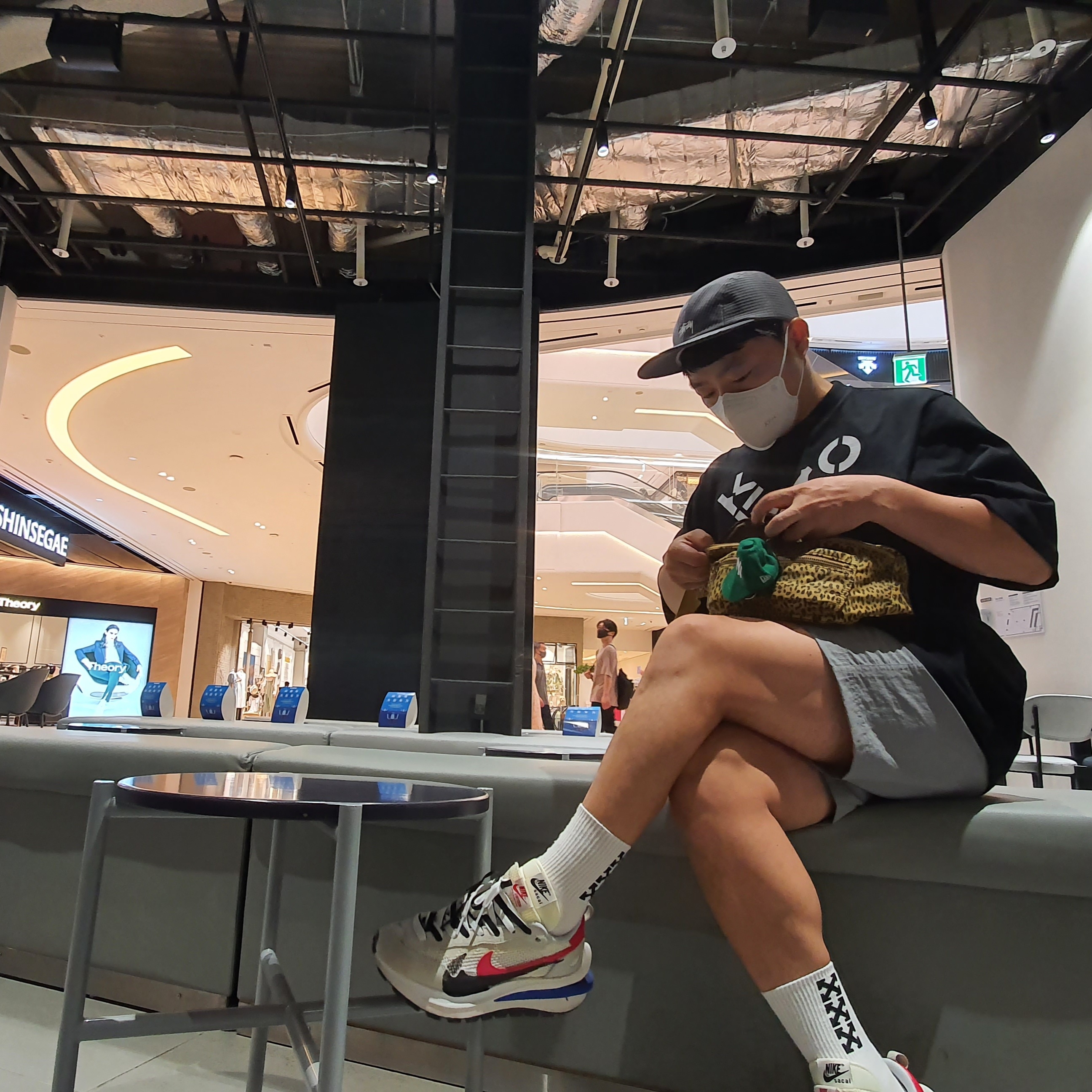 Nike x Sacai VaporWaffle Royal Fuchsia 착용 스타일 - 2