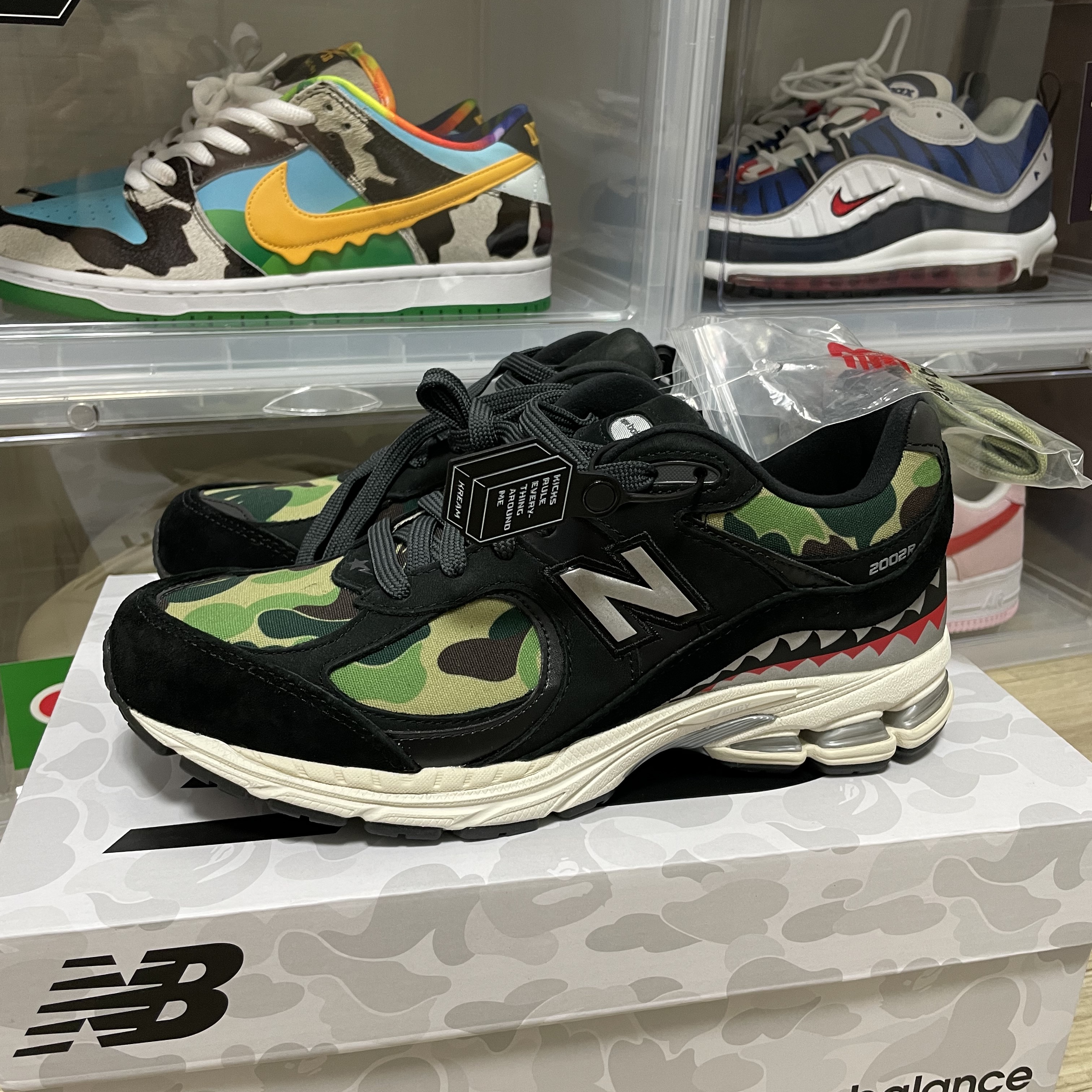 New Balance x BAPE 2002R Black Camo (Special Box) 착용 스타일