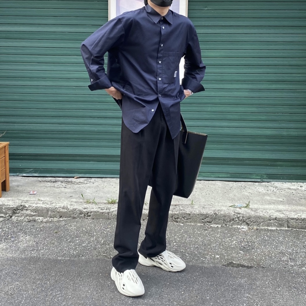 Adidas Yeezy Foam RNNR Sand, Stussy x Our Legacy Surfman T-Shirt White - 21SS 착용 스타일 - 3
