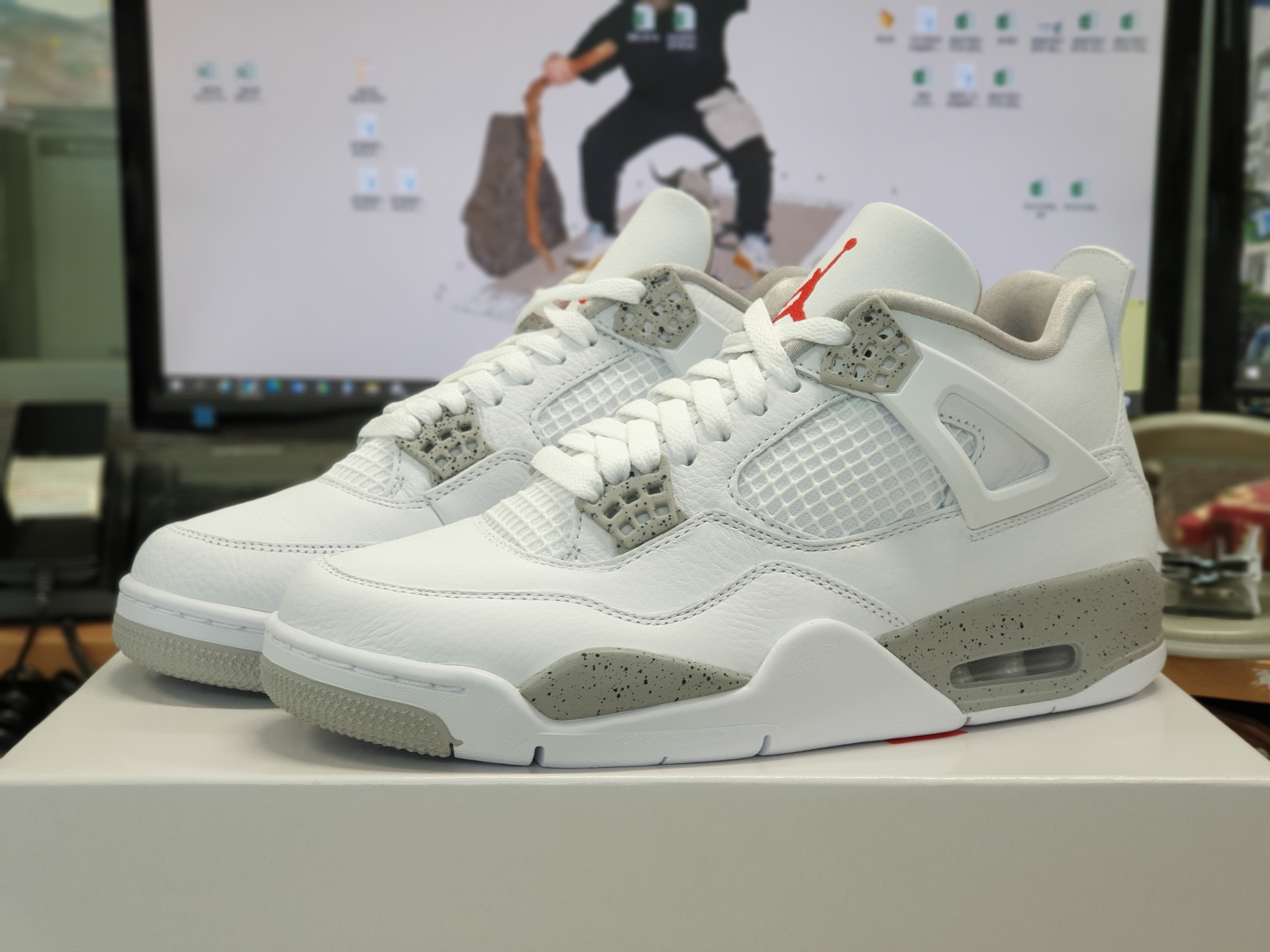 Jordan 4 Retro Tech White 착용 스타일