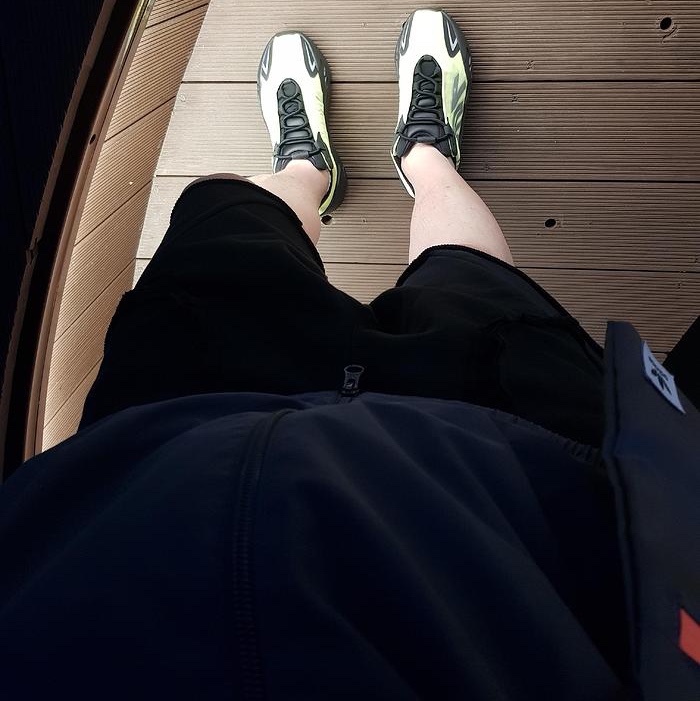 Adidas Yeezy Boost 700 MNVN Phosphor 착용 스타일 - 3
