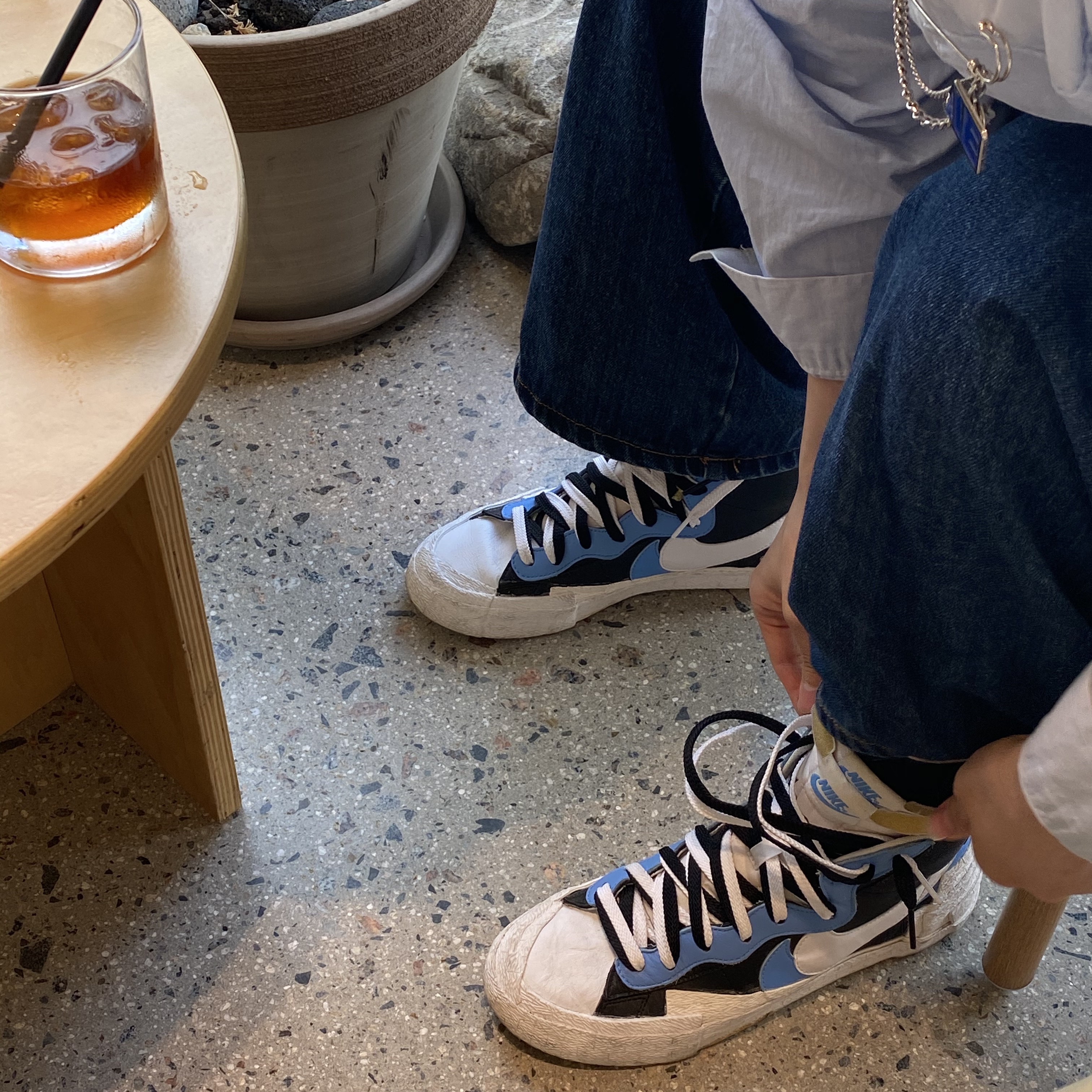 Nike x Sacai Blazer Mid White Black Legend Blue 착용 스타일 - 3
