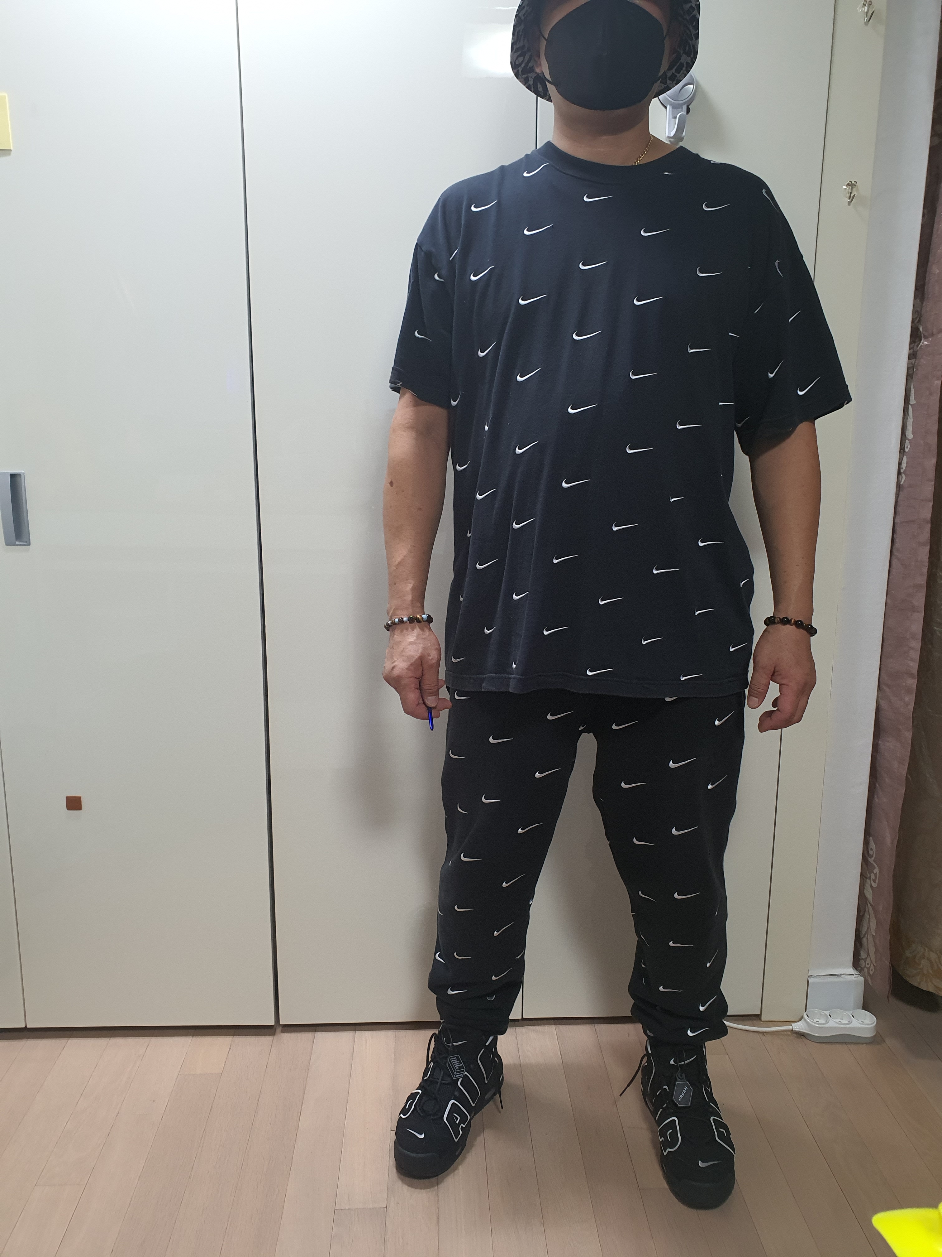 Nike NRG Swoosh Logo Pants Black, Nike NRG Swoosh Logo T-Shirt Black 착용 스타일 - 1