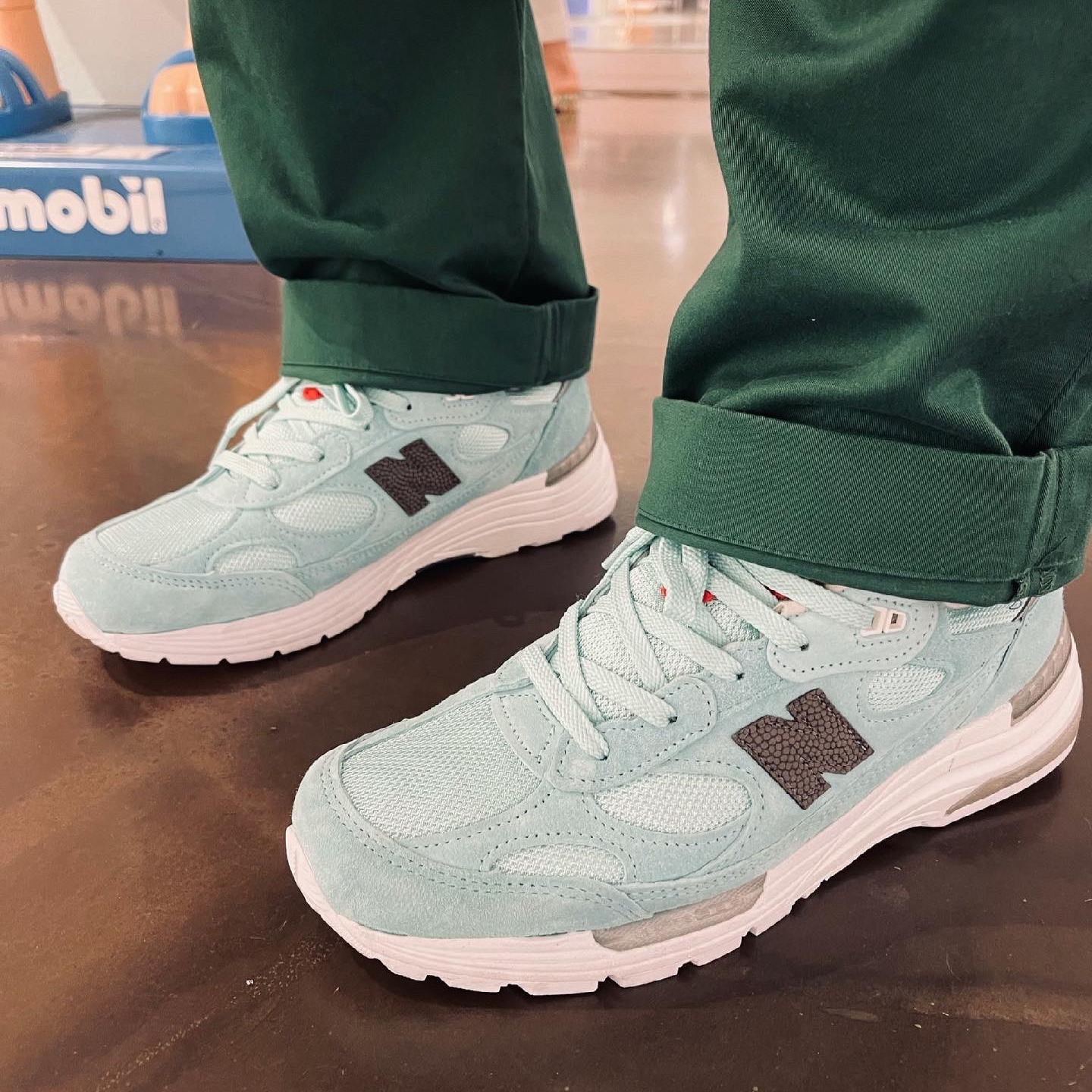 New Balance x Kith 992 Made in USA Kithmas Light Reef 착용 스타일 - 4