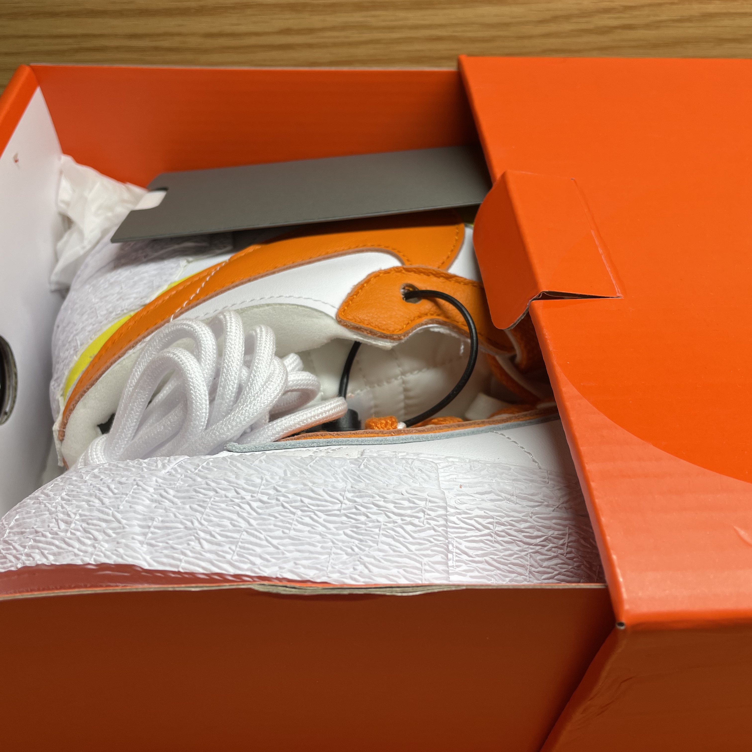 Nike x Sacai Blazer Low Magma Orange 착용 스타일 - 2