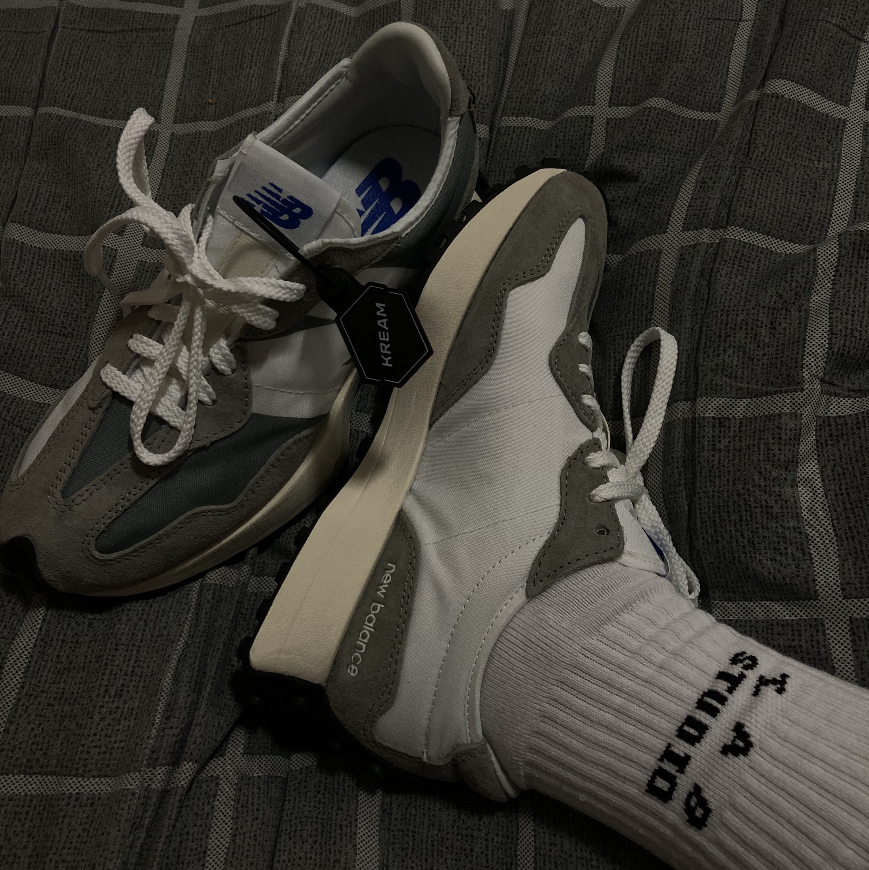 New Balance 327 Grey, IAB Studio White & Ash Blue Socks (3 Pack) 착용 스타일 - 1