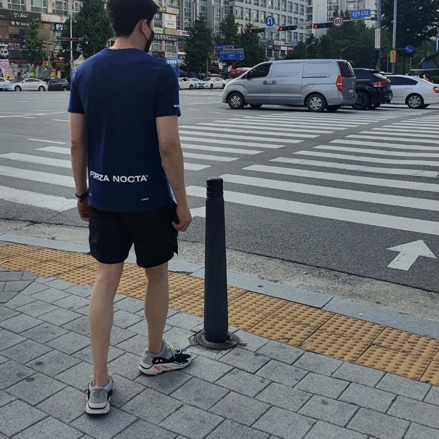 Adidas Yeezy Boost 700 Wave Runner Solid Grey 2017/2019, Nike x Drake Nocta Cardinal Stock Essential T-Shirt Navy - US/EU 착용 스타일