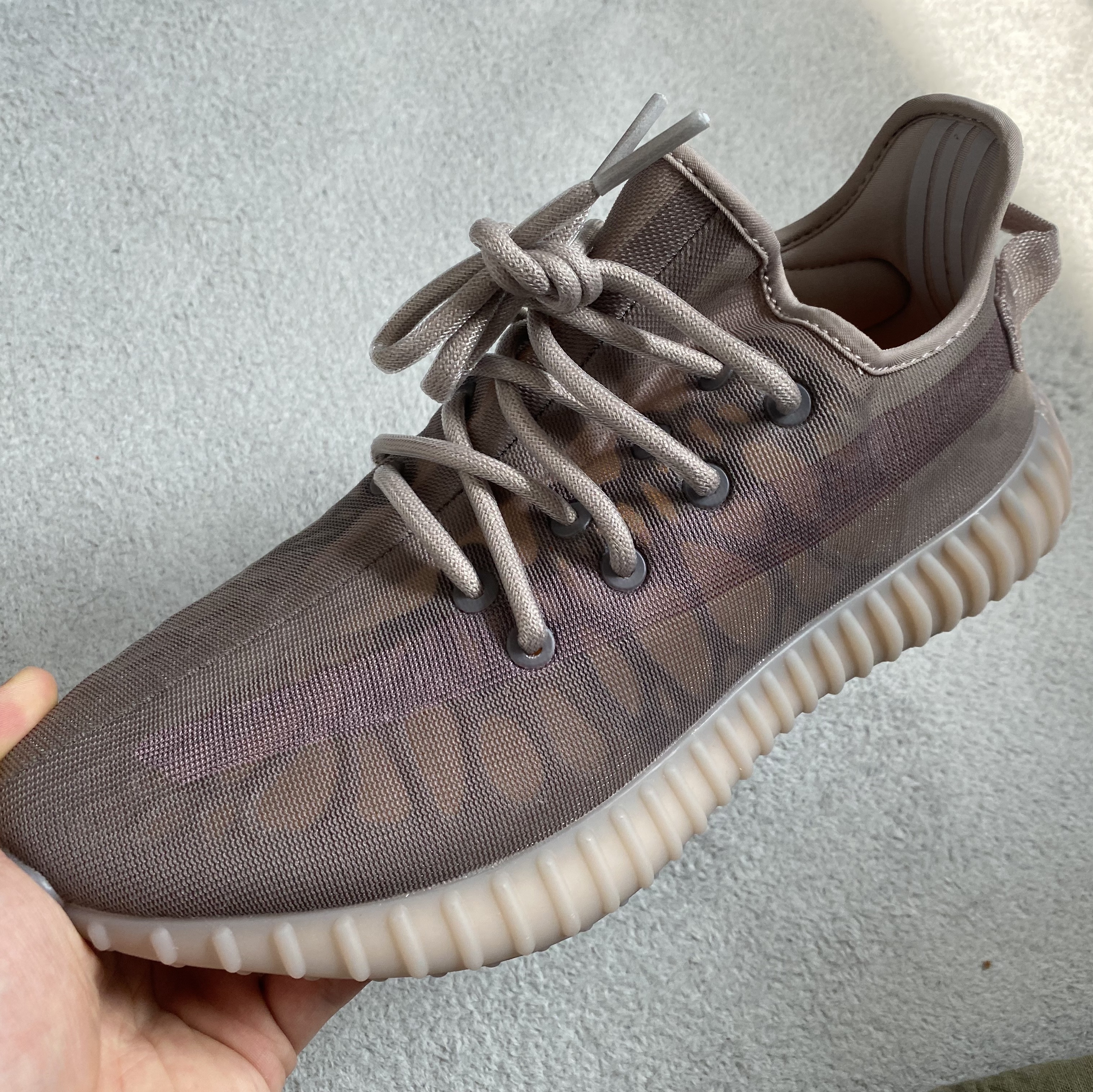 Adidas Yeezy Boost 350 V2 Mono Mist 착용 스타일