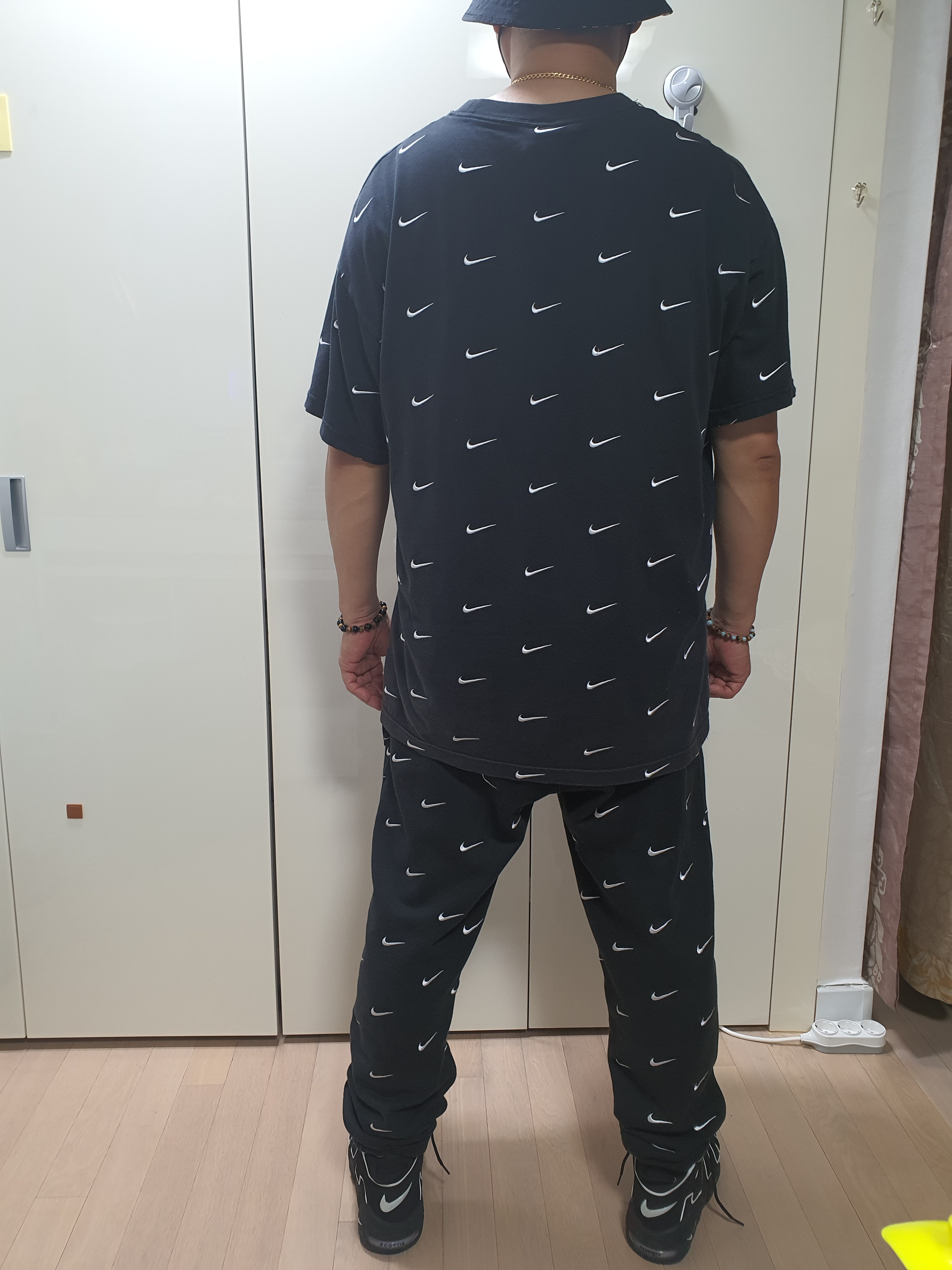 Nike NRG Swoosh Logo Pants Black, Nike NRG Swoosh Logo T-Shirt Black 착용 스타일 - 2