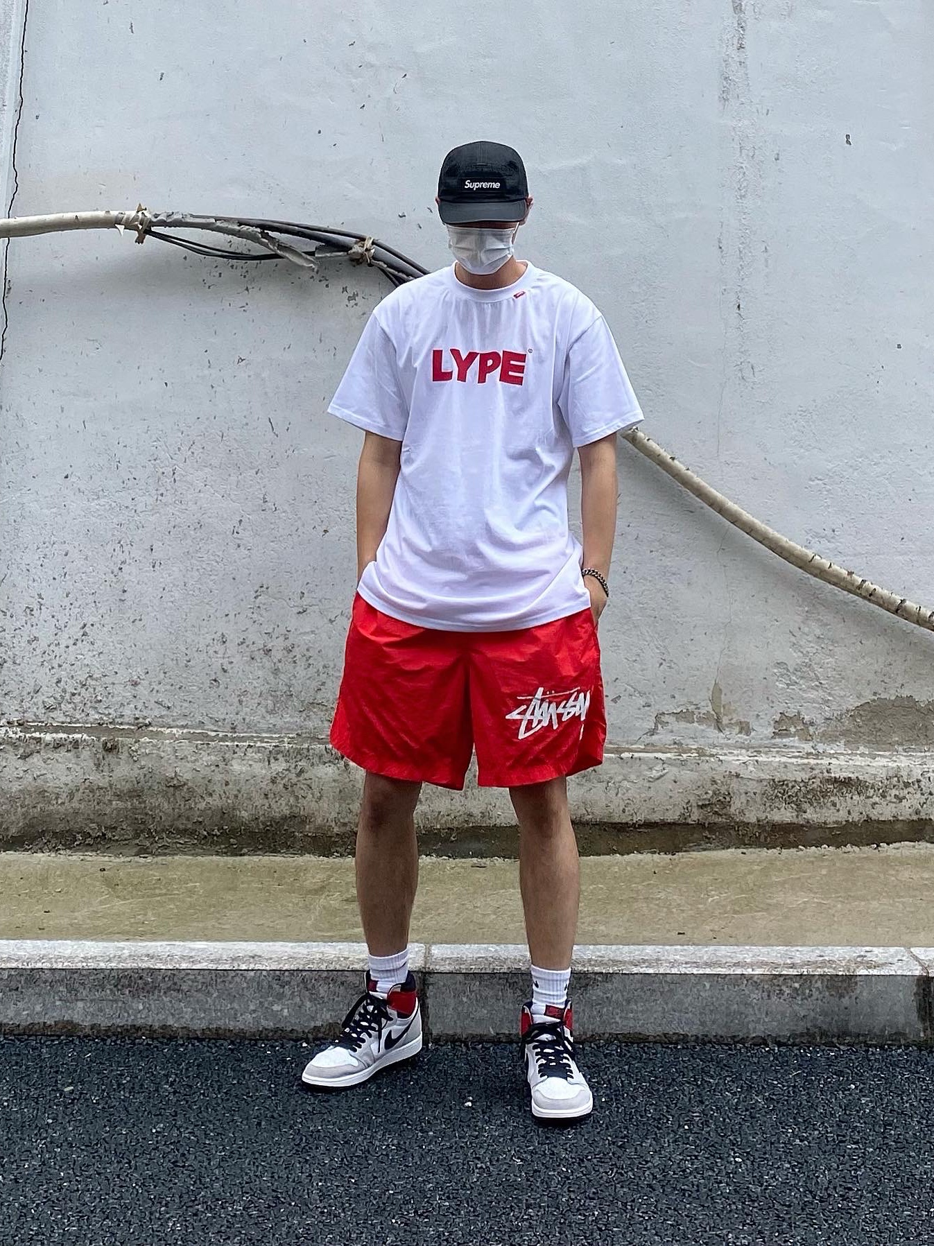 Jordan 1 Retro High OG Light Smoke Grey, Nike x Stussy Water Shorts Habanero Red 착용 스타일 - 2