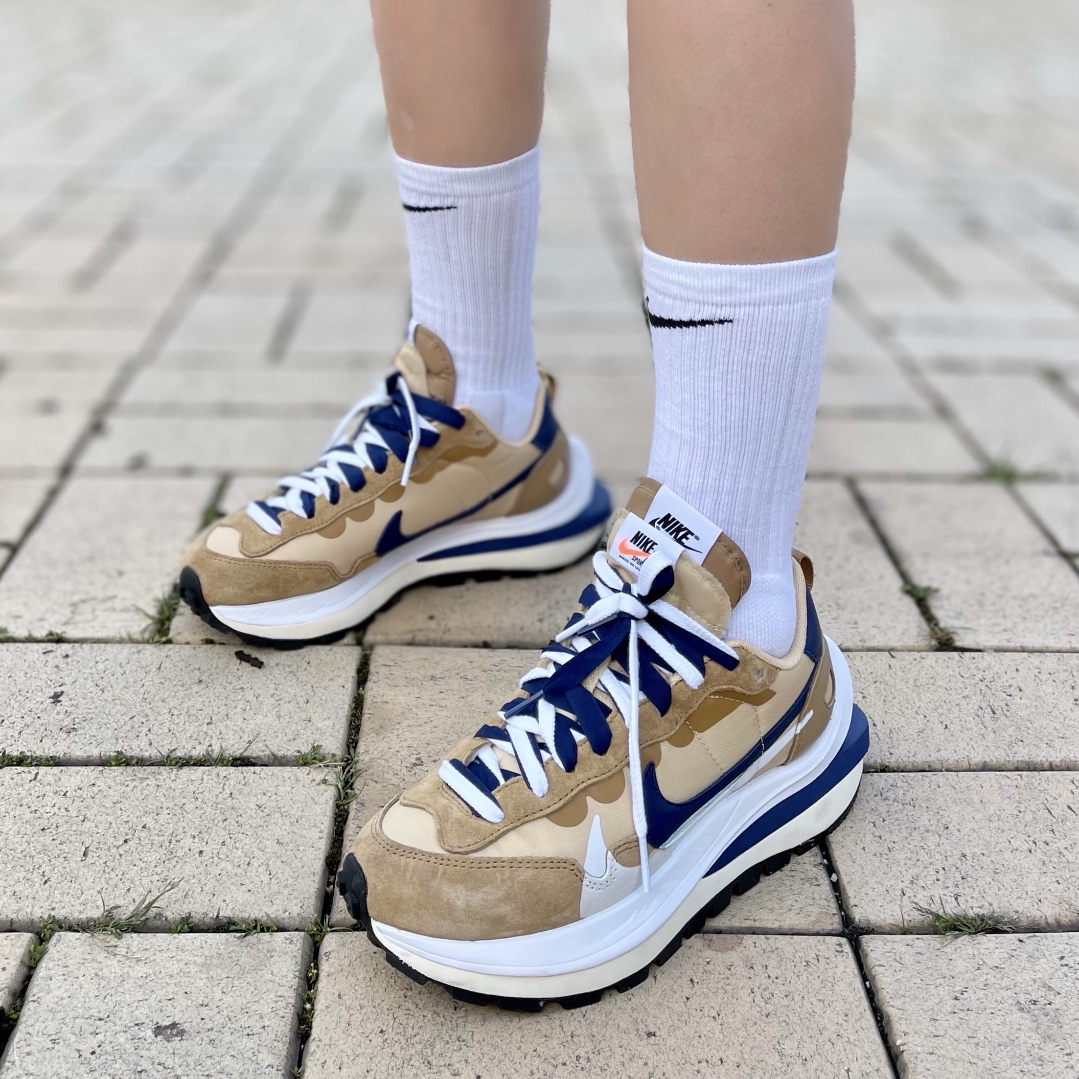Nike x Sacai VaporWaffle Sesame and Blue Void 착용 스타일