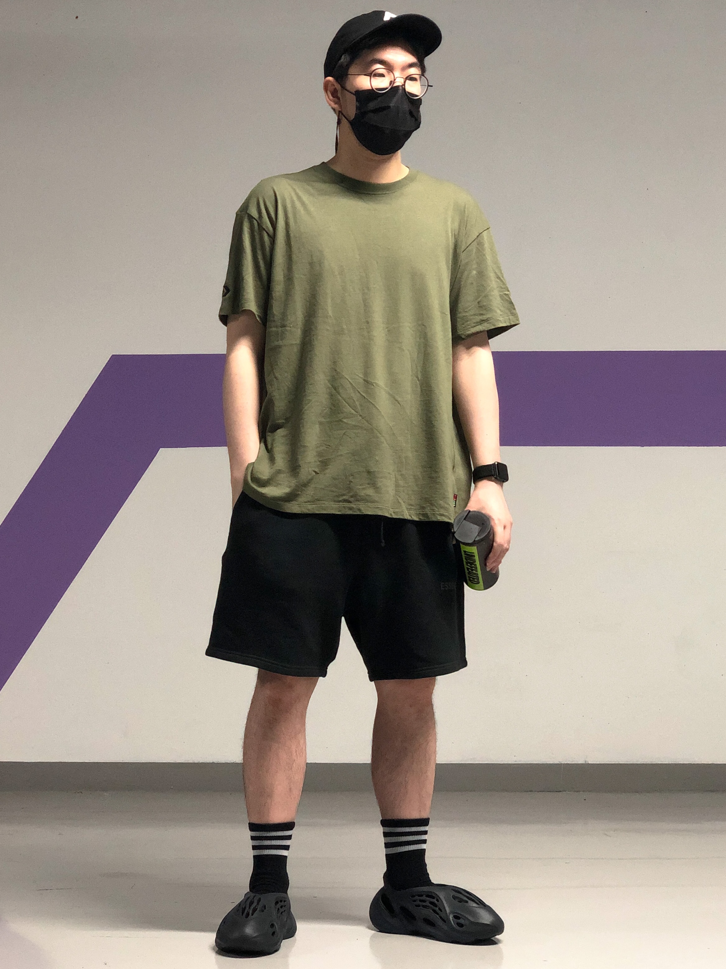 Adidas Yeezy Foam RNNR Mineral Blue, Essentials Sweatshorts Black 2020 착용 스타일