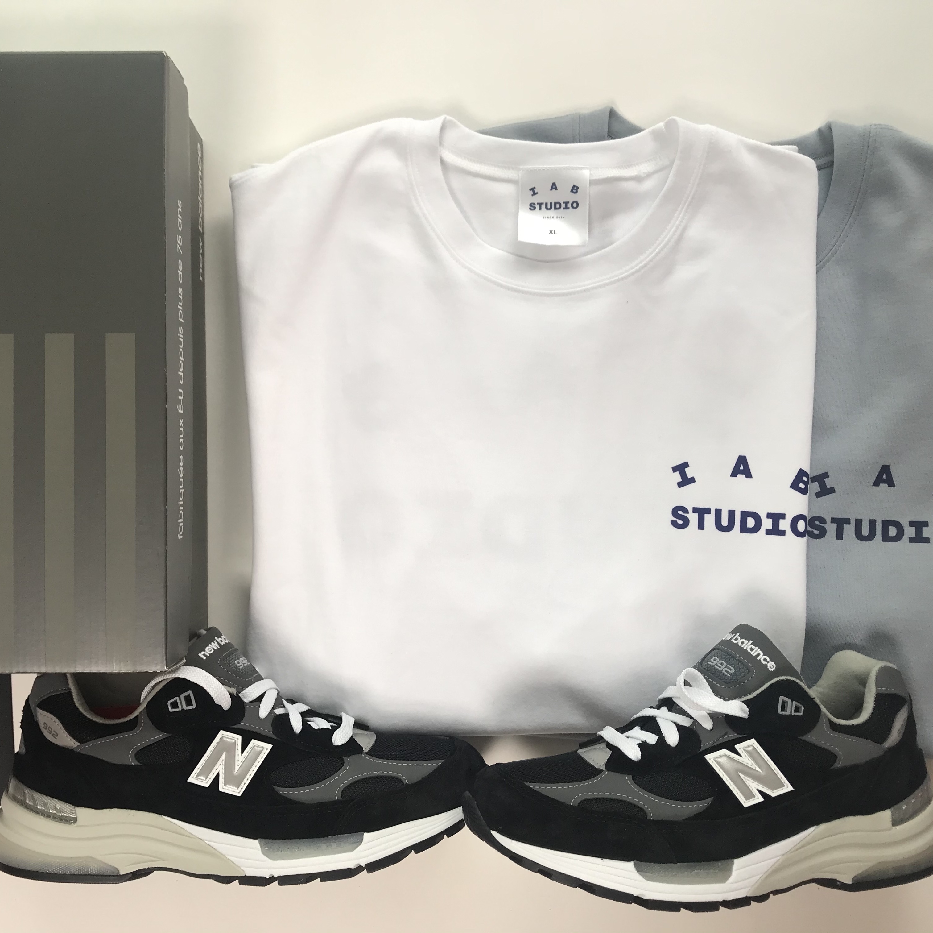 New Balance 992 Made in USA Black Grey, IAB Studio T-Shirt White 착용 스타일 - 1