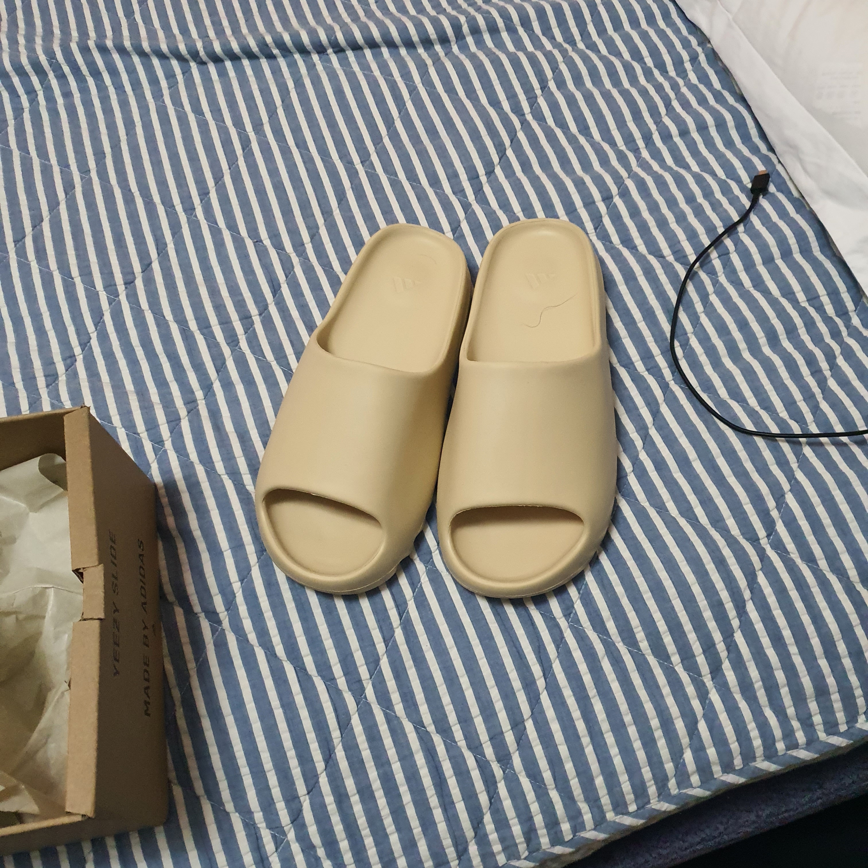 Adidas Yeezy Slide Bone 착용 스타일