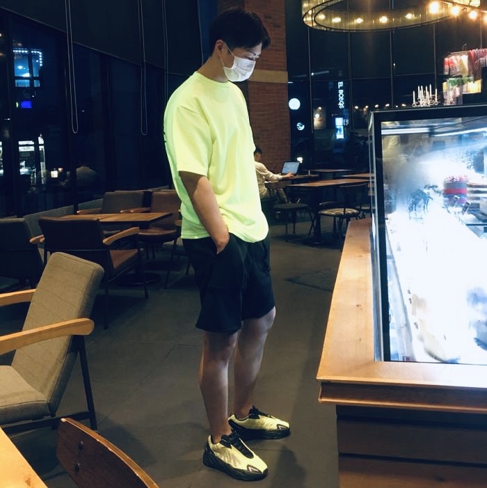 Adidas Yeezy Boost 700 MNVN Phosphor 착용 스타일 - 1