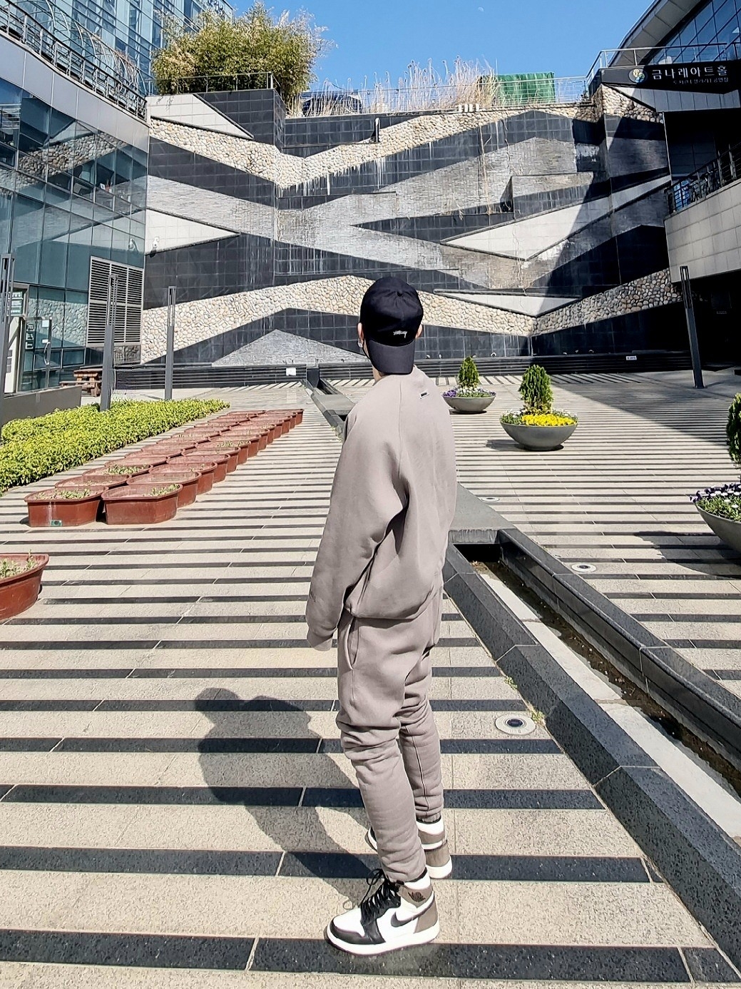 Essentials 3D Silicon Applique Crewneck Taupe - 20FW, Essentials Sweatpants Taupe - 20FW 착용 스타일