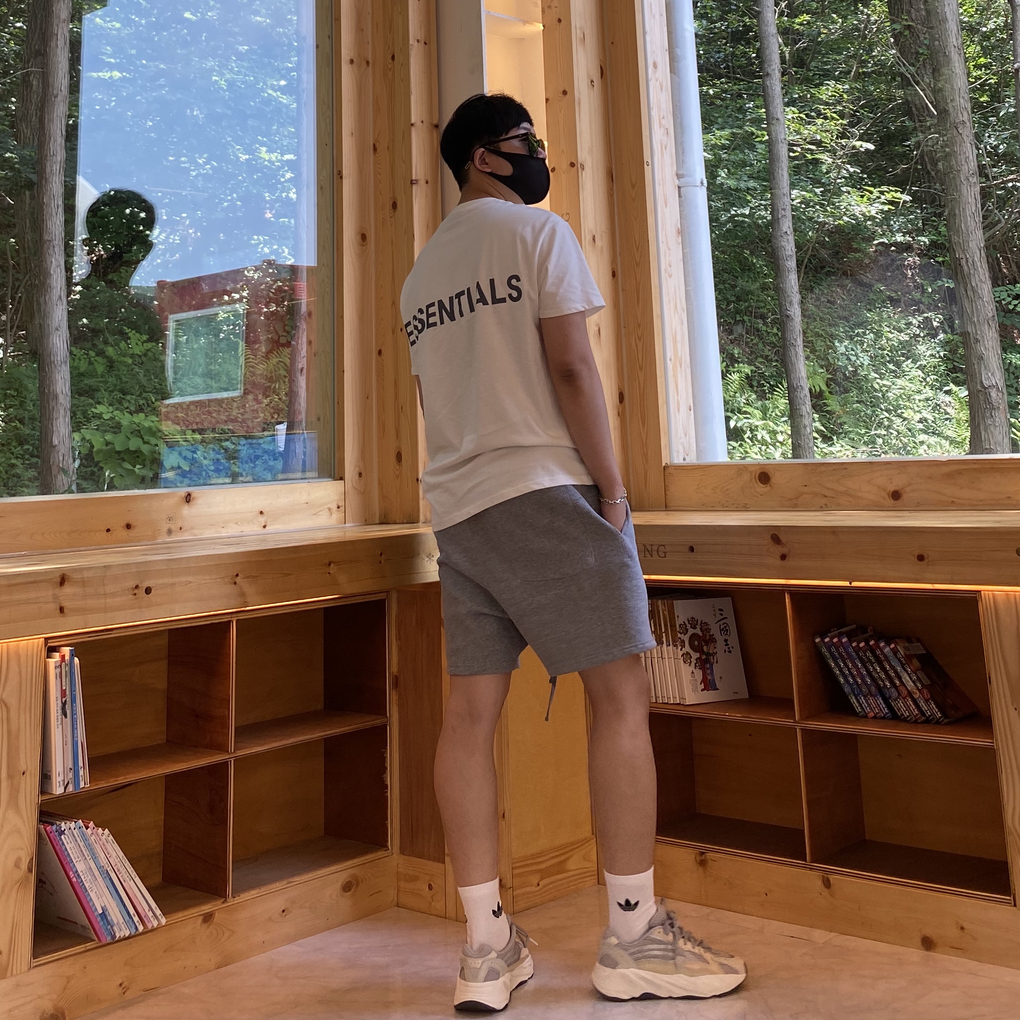 Adidas Yeezy Boost 700 V2 Cream, Essentials Sweatshorts Heather Oatmeal - 21SS 착용 스타일