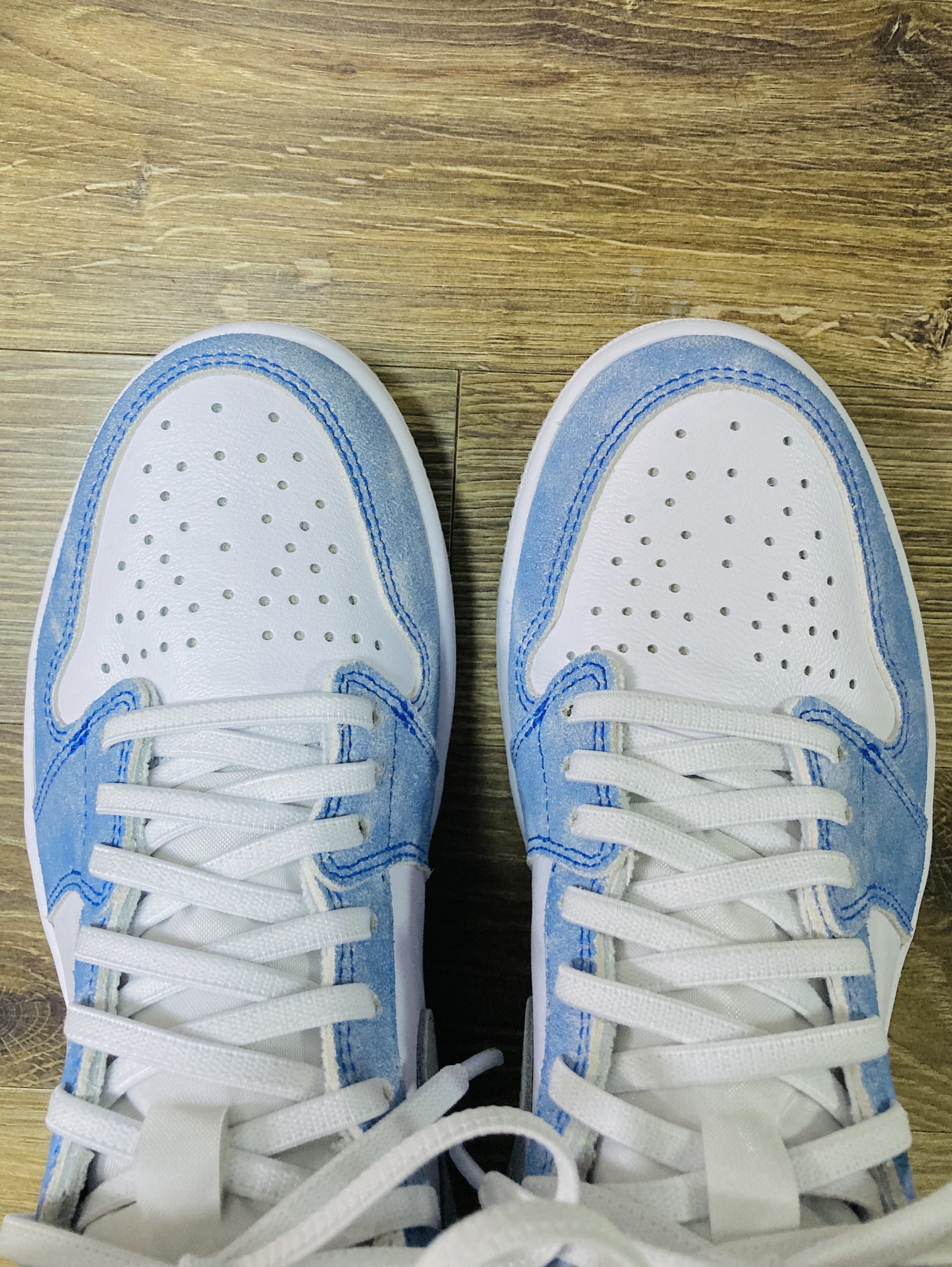 Jordan 1 Retro High OG Hyper Royal 착용 스타일 - 5