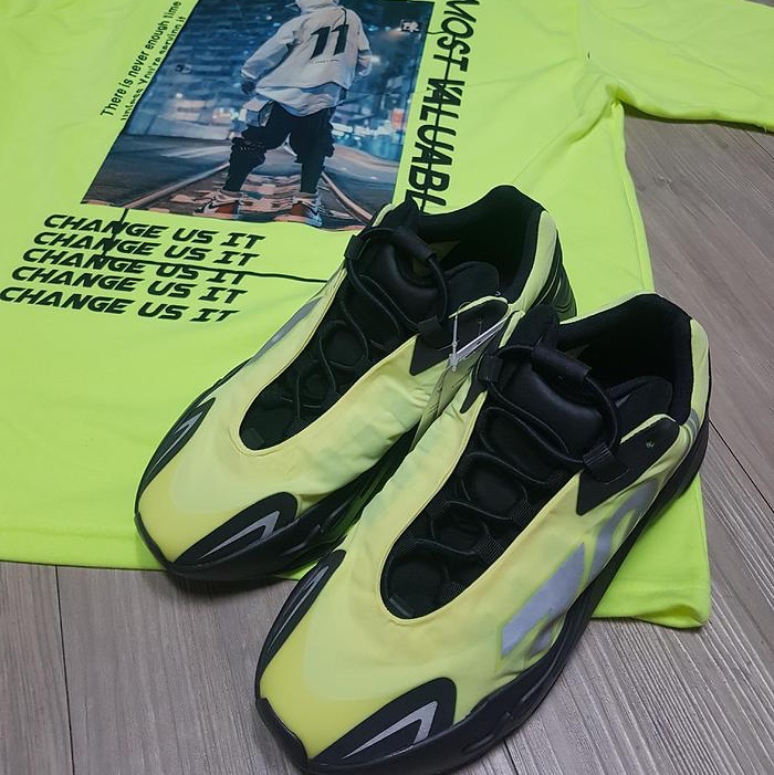 Adidas Yeezy Boost 700 MNVN Phosphor 착용 스타일 - 4