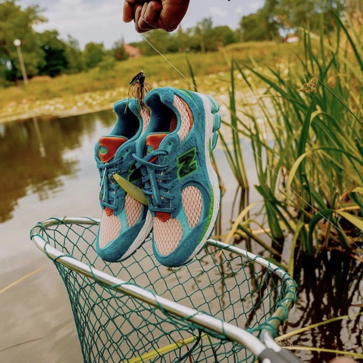 New Balance x Salehe Bembury 2002R Water Be The Guide 착용 스타일 - 1