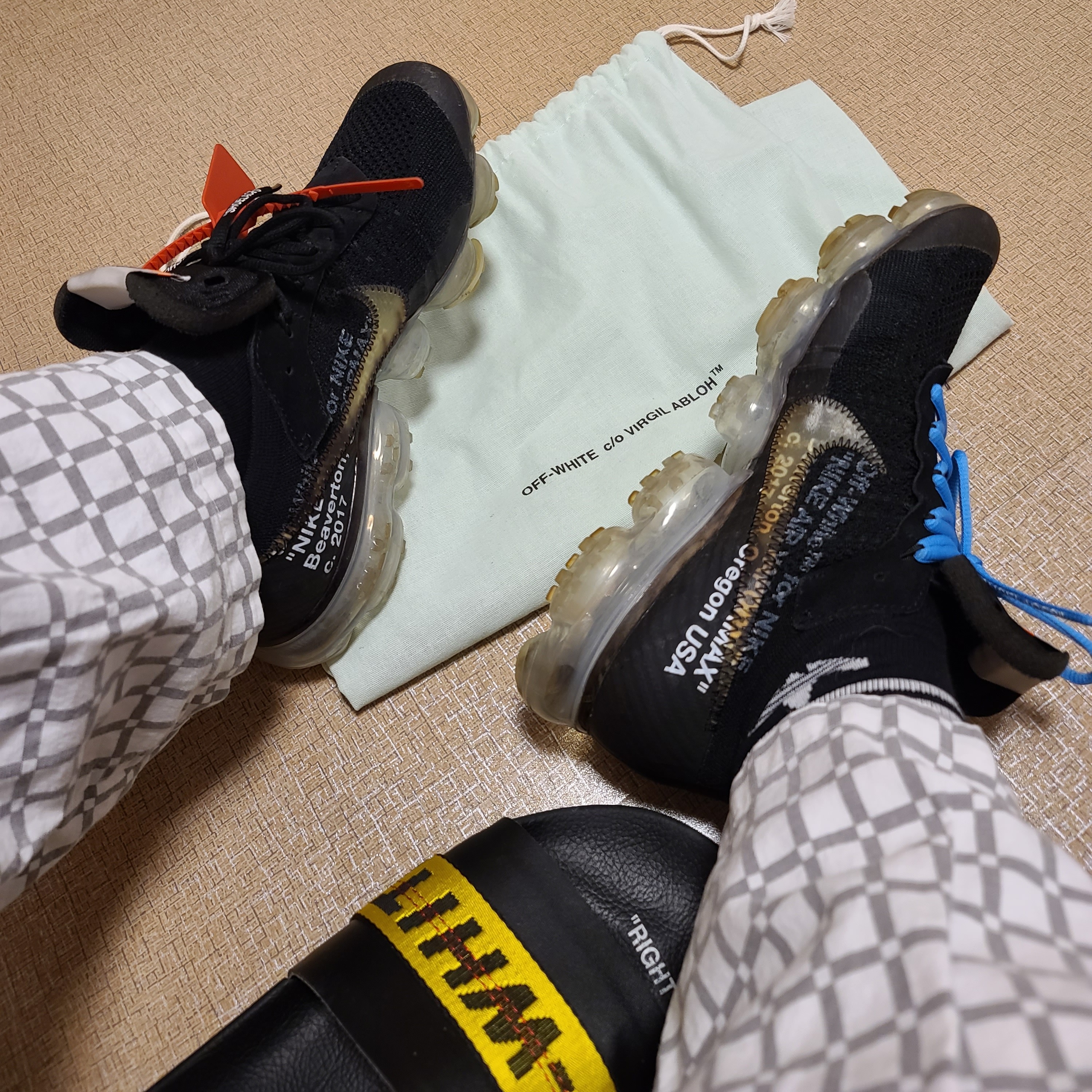 Nike x Off-White Air VaporMax V2 Black, Off-White Industrial Slider Black 착용 스타일