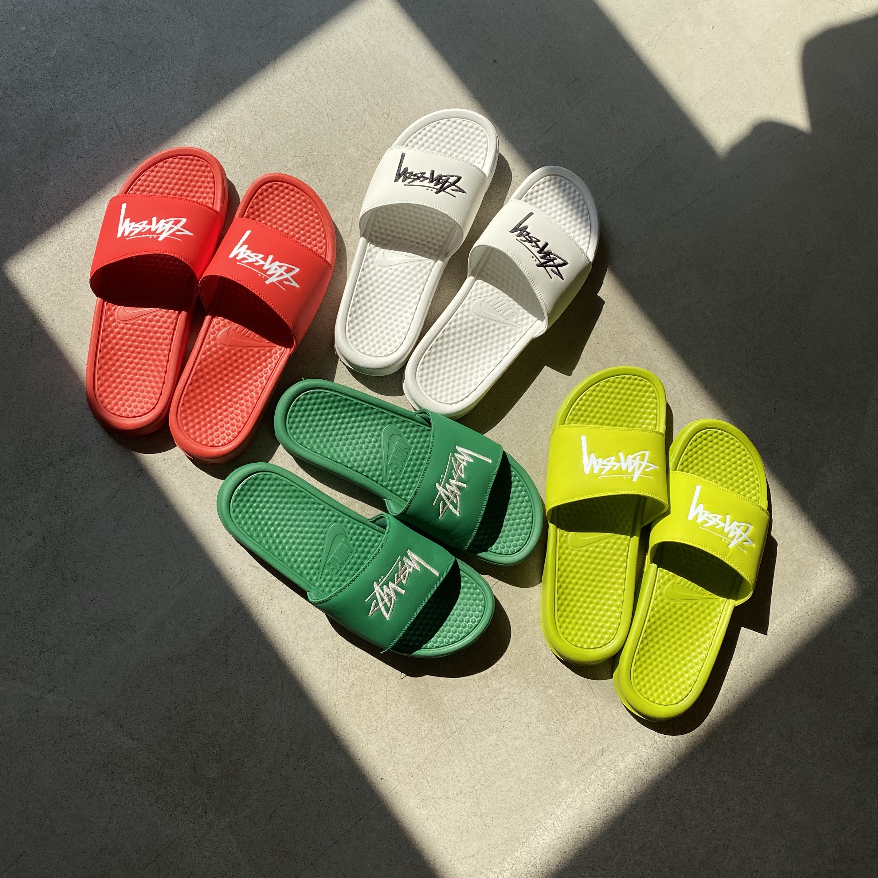 Nike x Stussy Benassi Slide Habanero Red, Nike x Stussy Benassi Slide Sail 착용 스타일